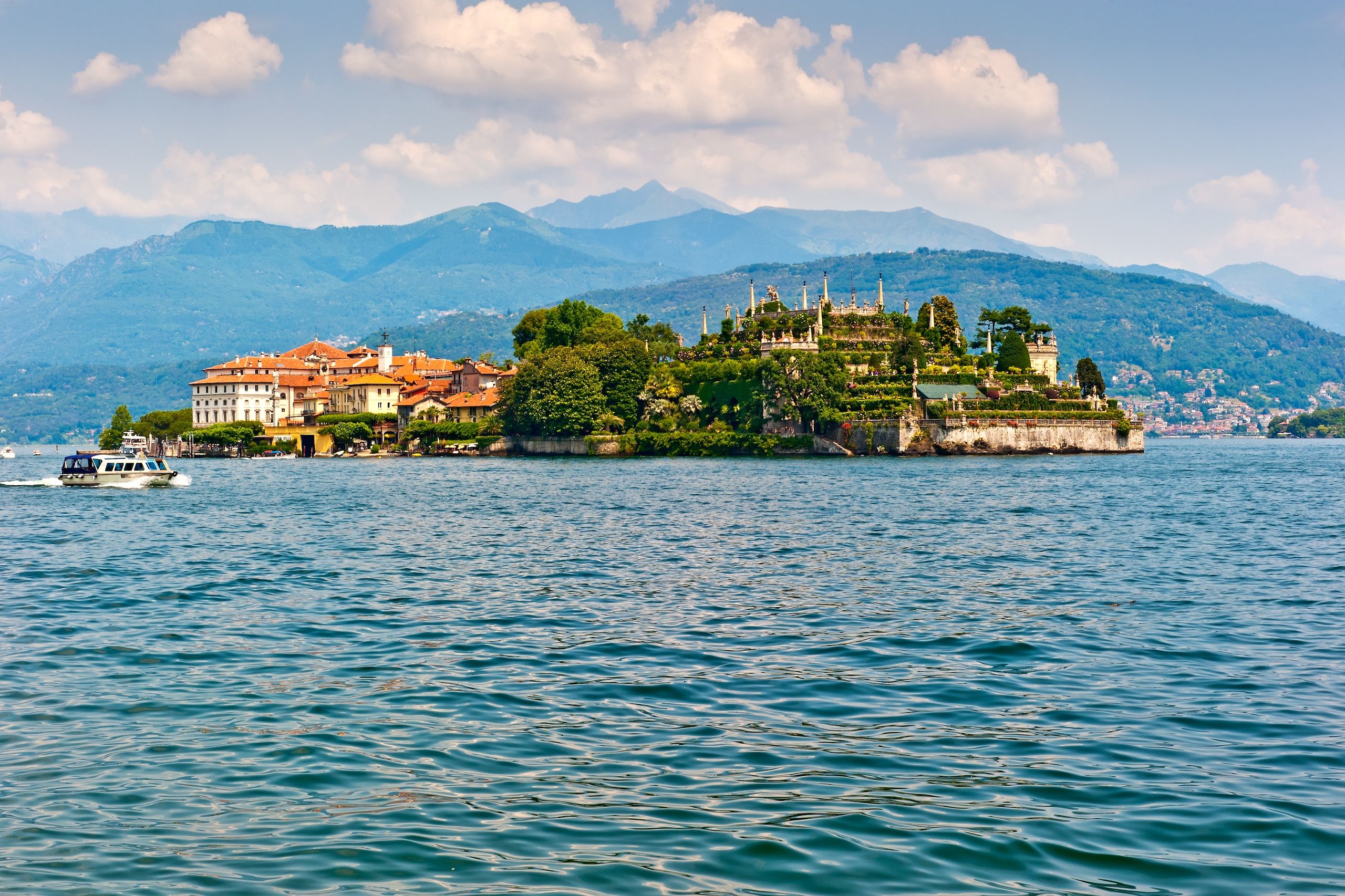 Avstandsbilde tatt fra båt med utsikt mot Isola Bella, Lago Maggiore