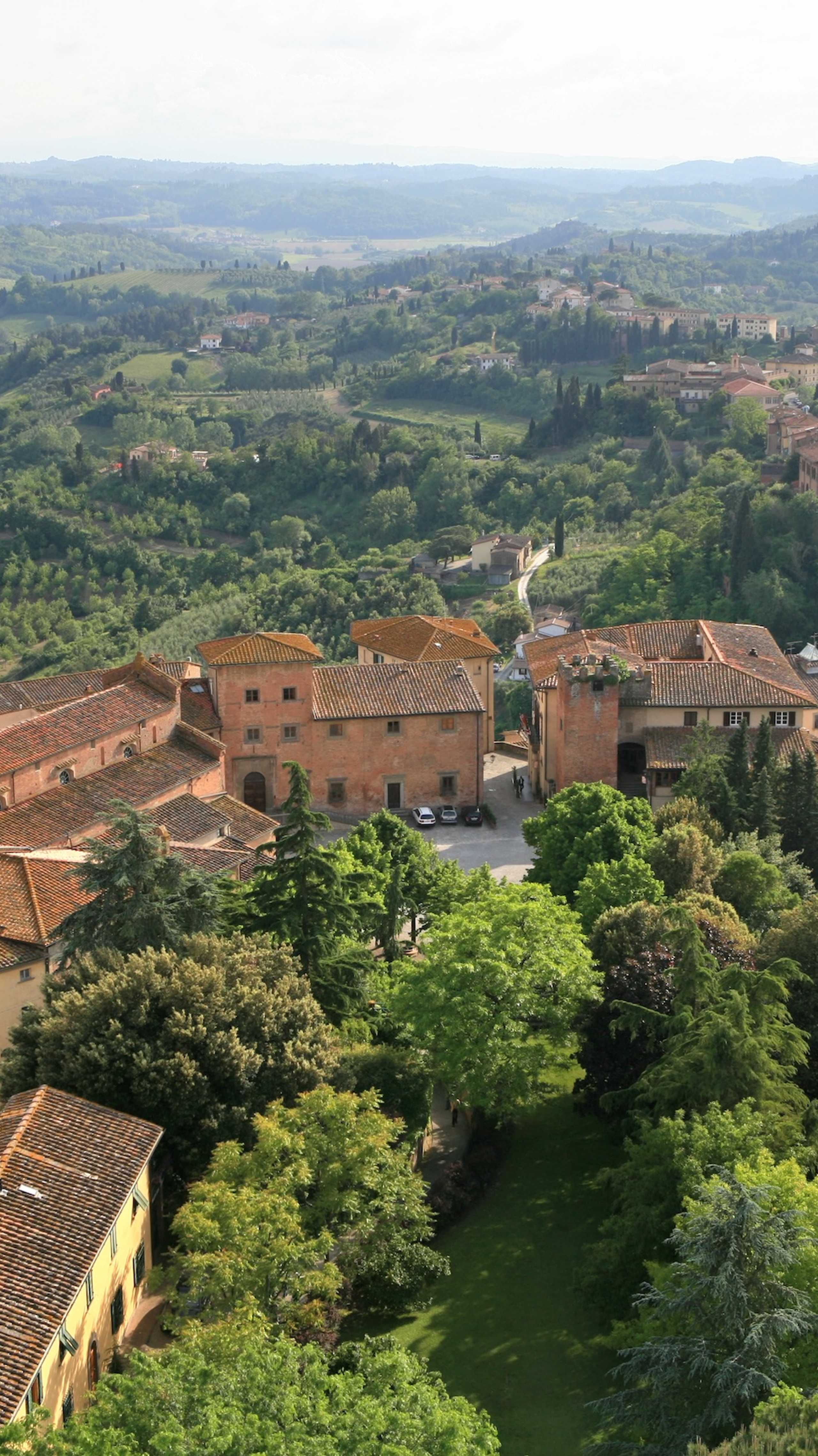 Landsbyen San Miniato med sine middelalderlige tårn, omgitt av frodige toskanske landskap.