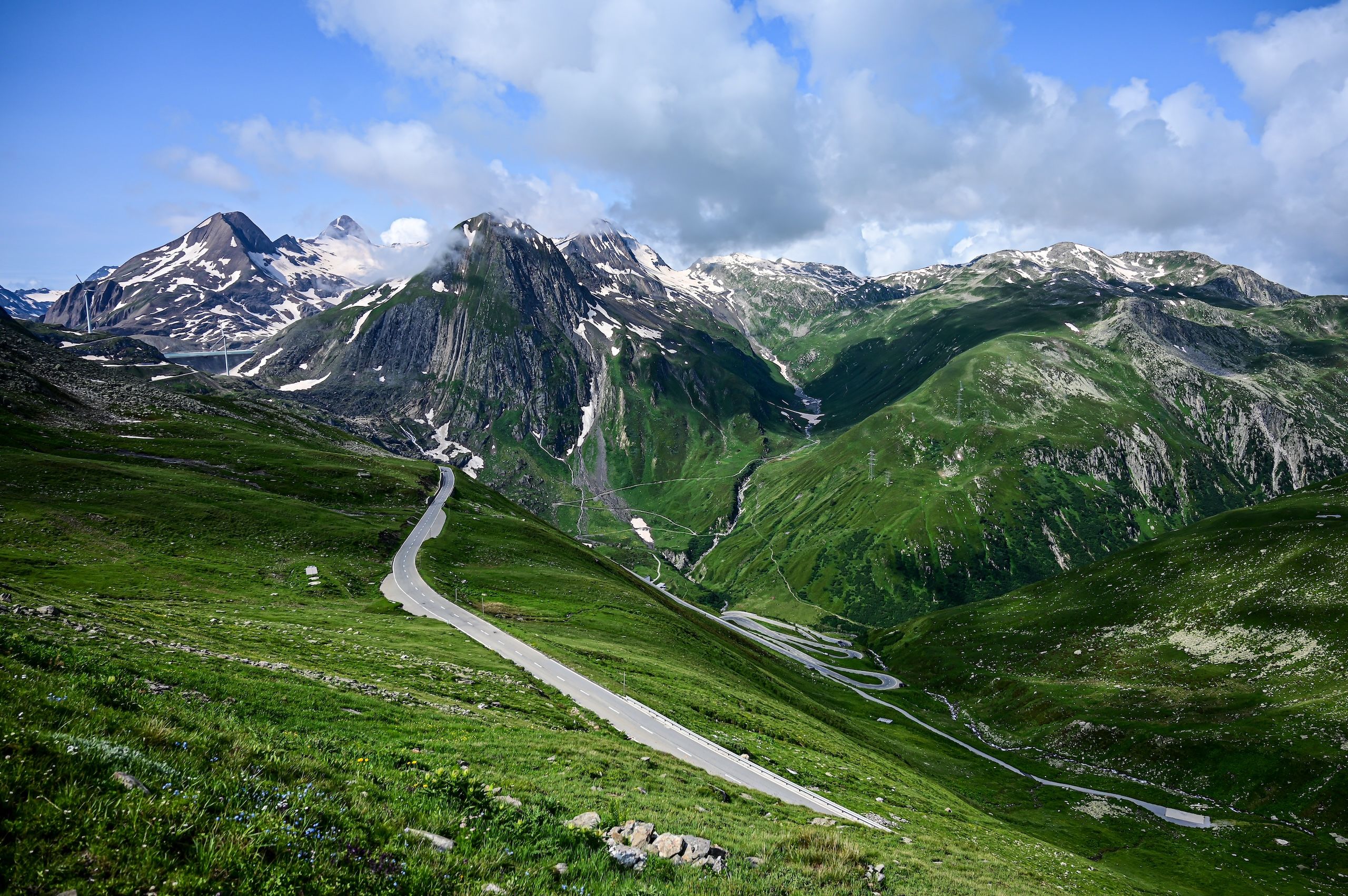 Sveitsisk landevei på vei opp Nufenenpass