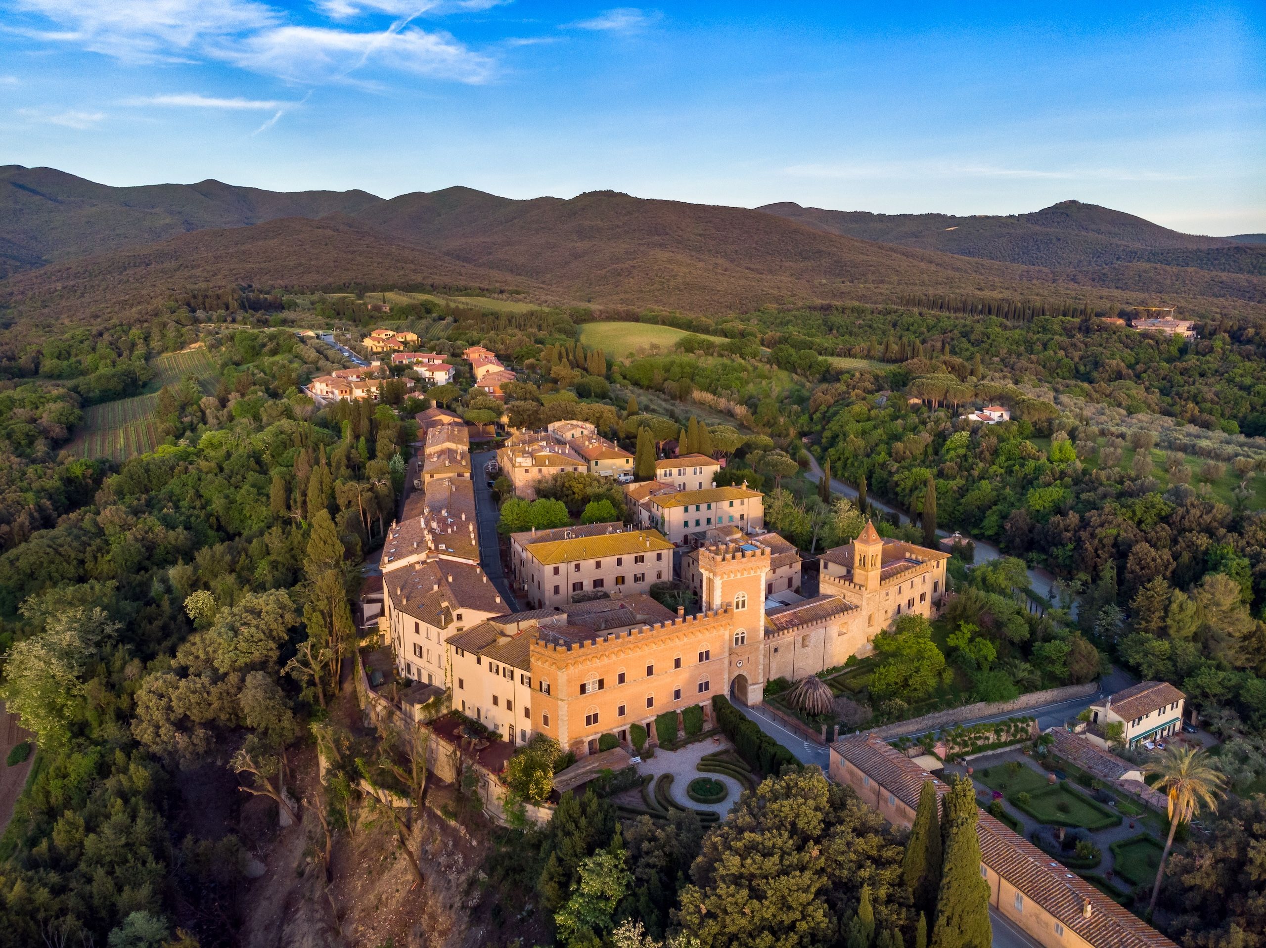 En liten landsby i nærheten av Bolgheri-omerådet. Majestetisk slott med historisk tilstedeværelse.