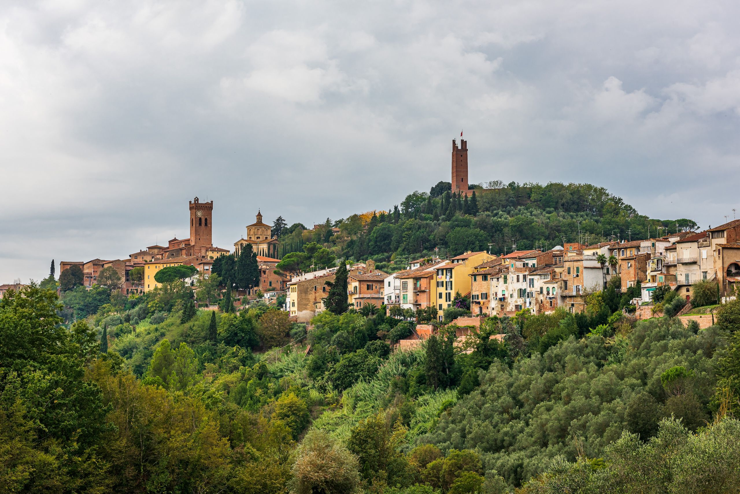 Det historiske sentrum av San Miniato, Italia, med middelalderarkitektur og utsikt over det toskanske landskapet.