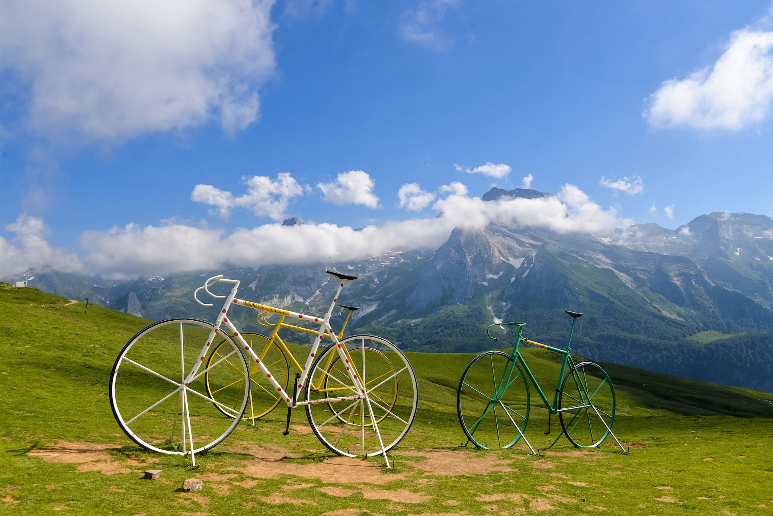 På toppen av Col d'Abisque hvor de tre gigantiske syklene står, inspirert av Tour de France