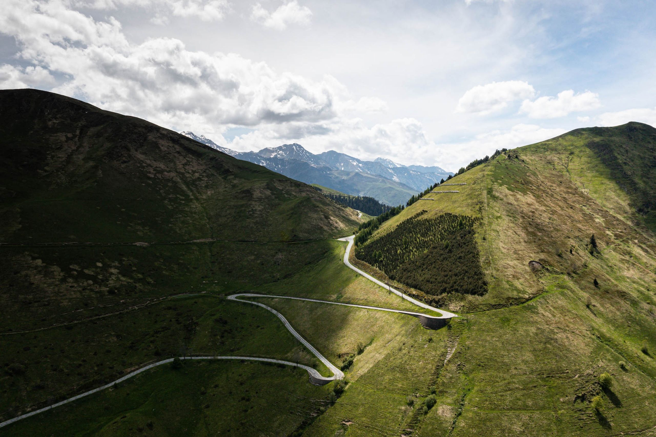 Et stilig bilde av Col de Peyresourde, med en stilig fargesetting bland det naturskjønne grønne og den andre siden lagt av skygge