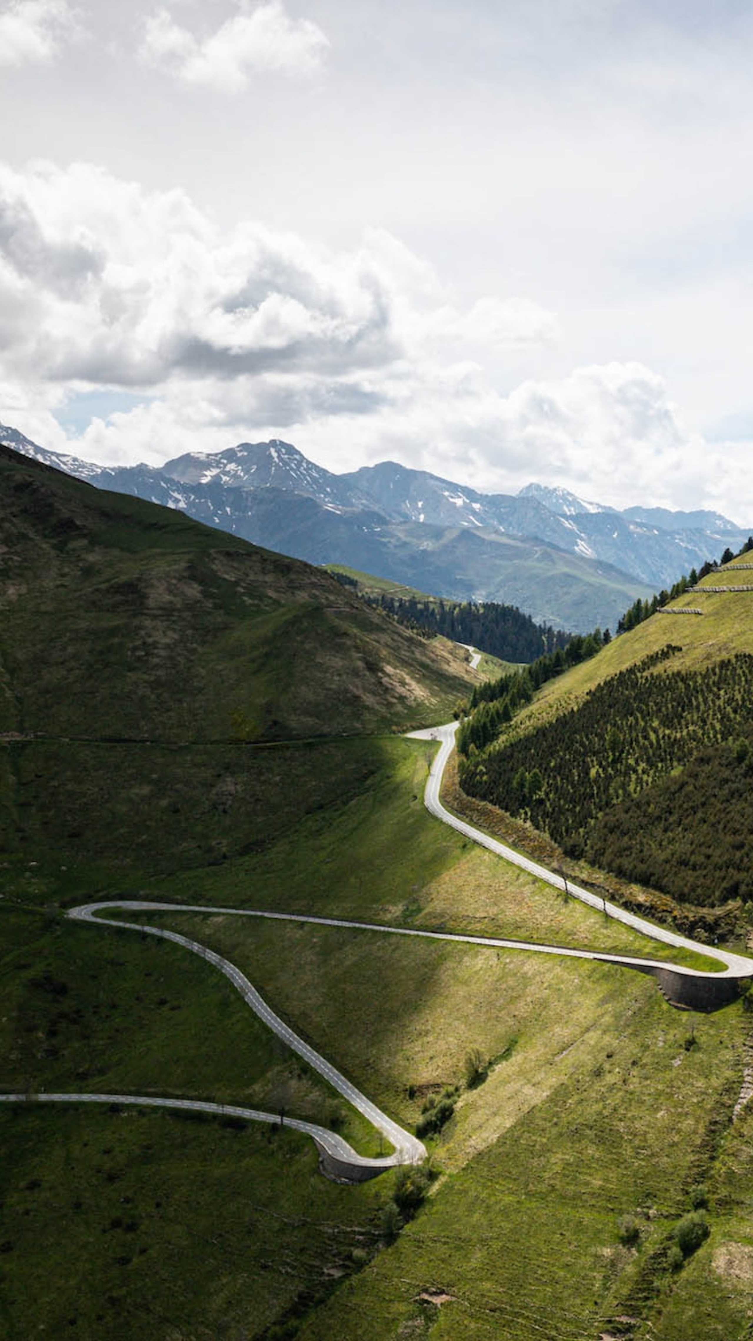 Et stilig bilde av Col de Peyresourde, med en stilig fargesetting bland det naturskjønne grønne og den andre siden lagt av skygge