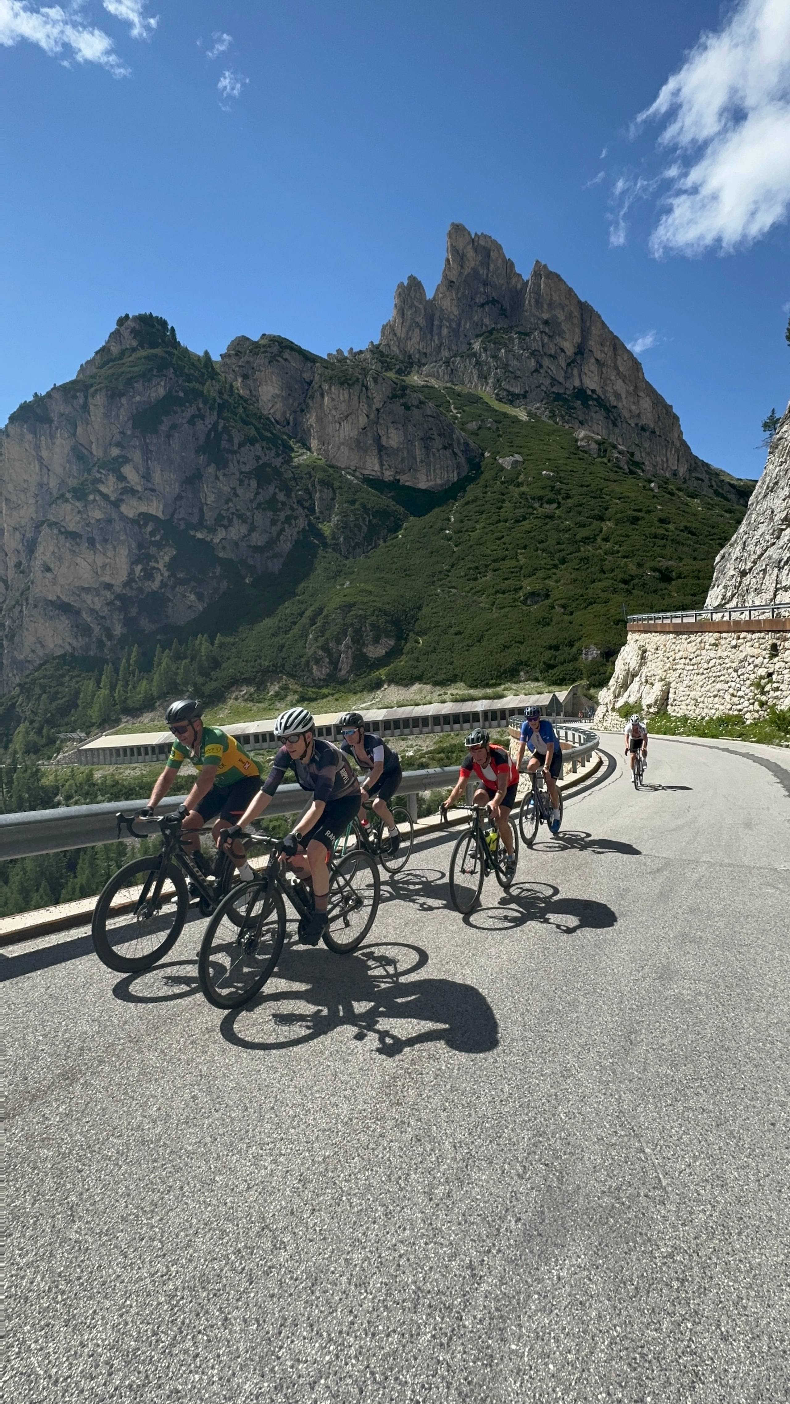 En stor gruppe syklister på tur med Epeak på vei til Passo Giaou