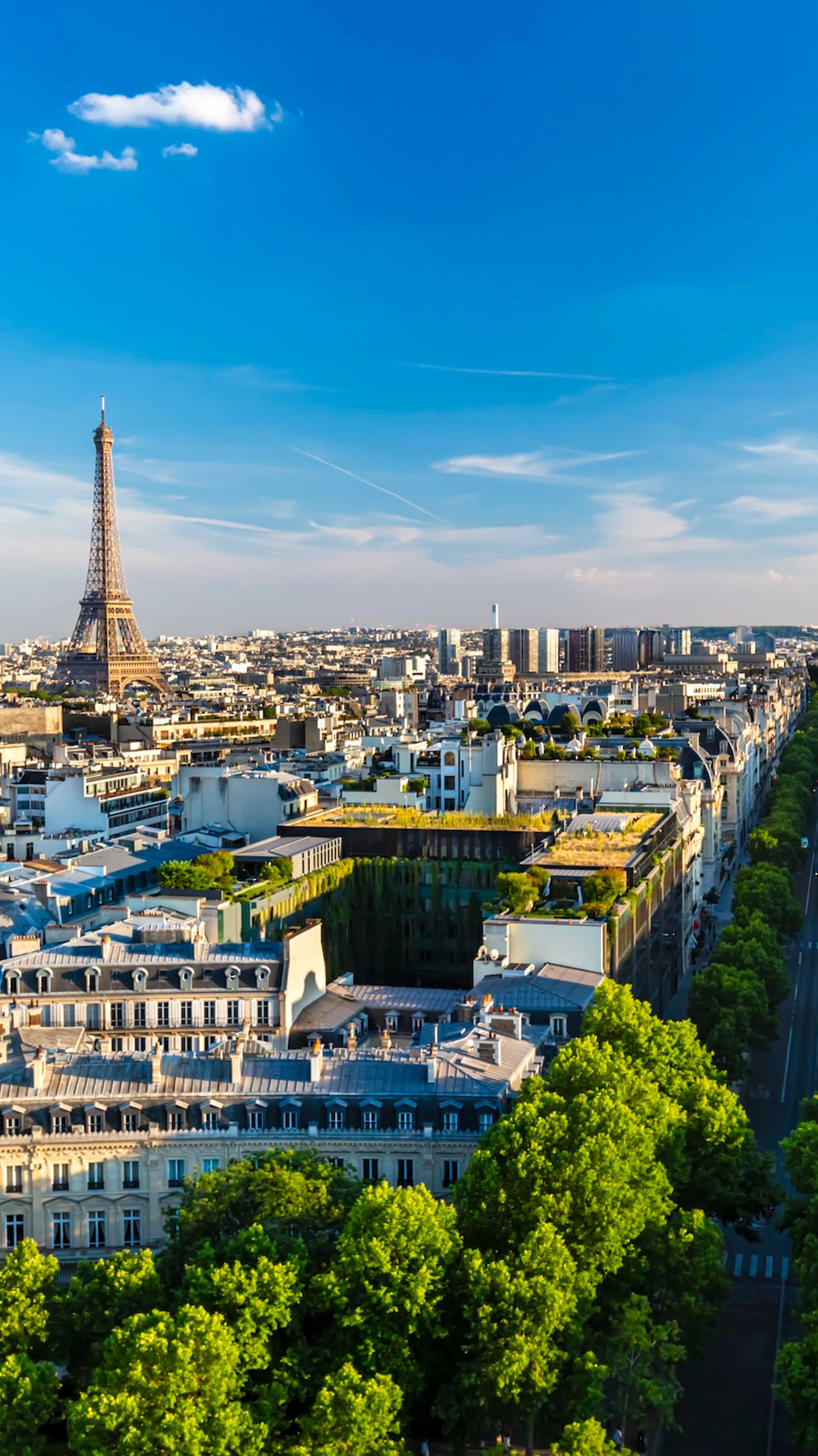 Flyfoto over byen Paris med Eifelltårnet i horisonten