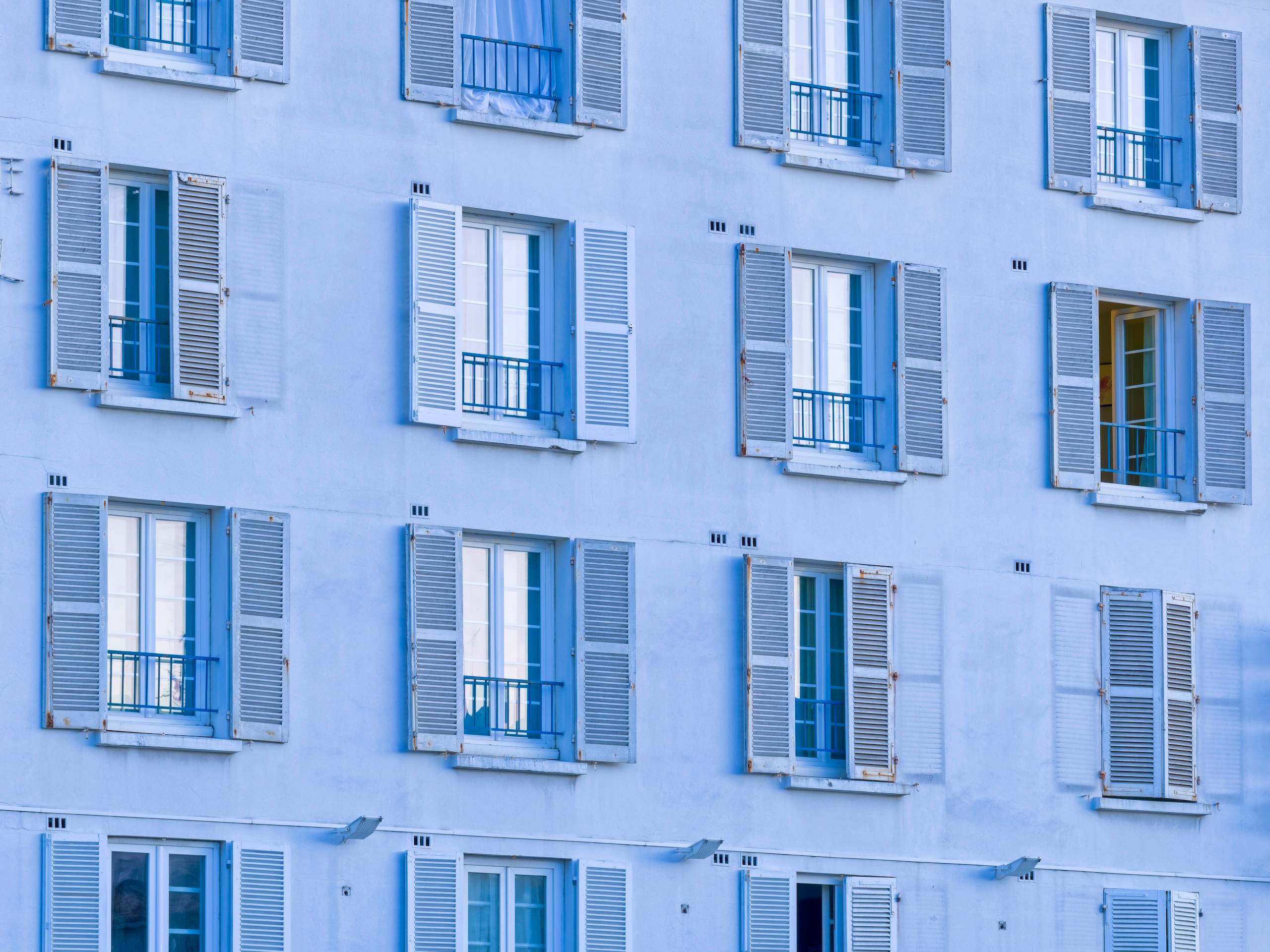 Ikoniske bygning med vinduer fra La Rochelle