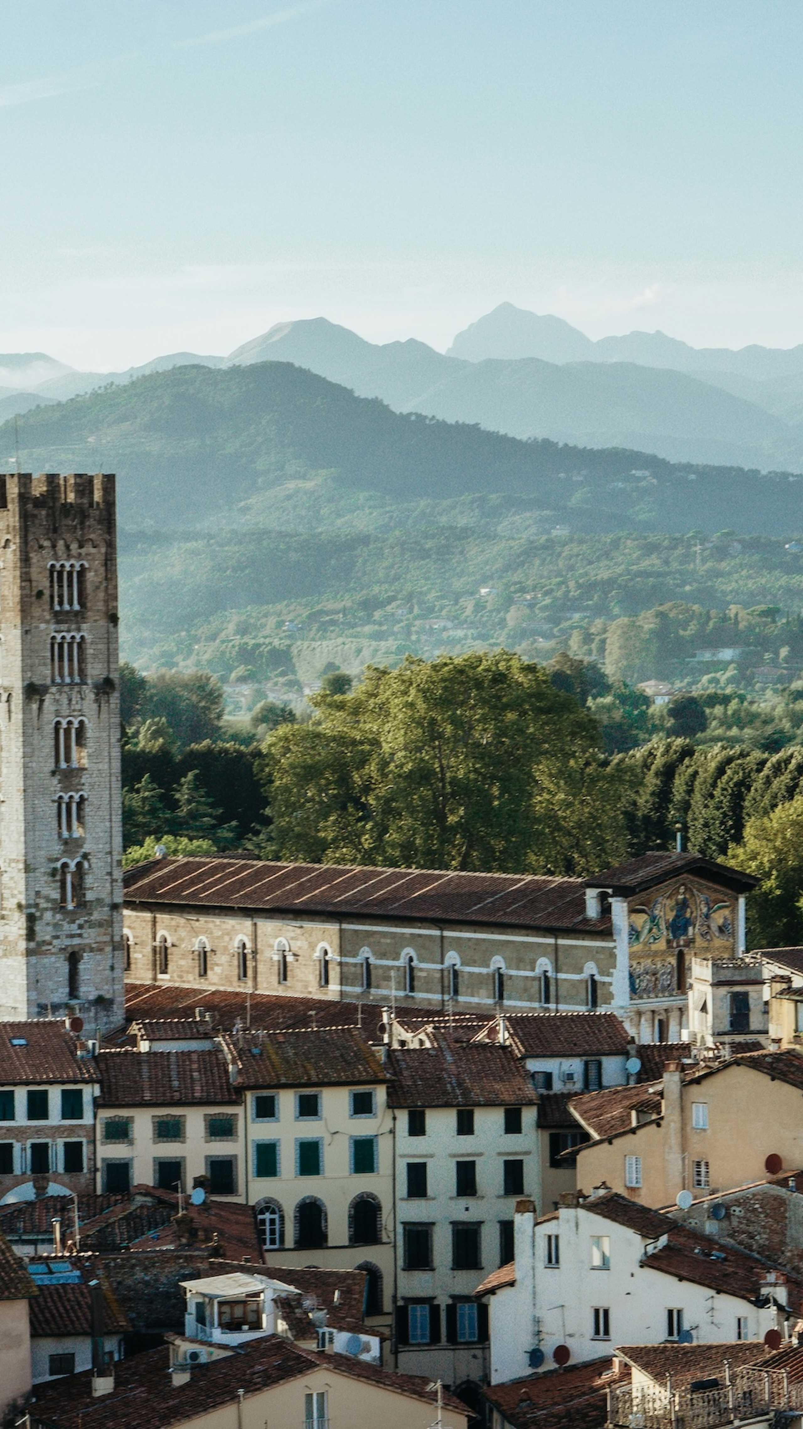 Oversiktbilde over idylliske Lucca med Apuan-alpene i bakgrunnen