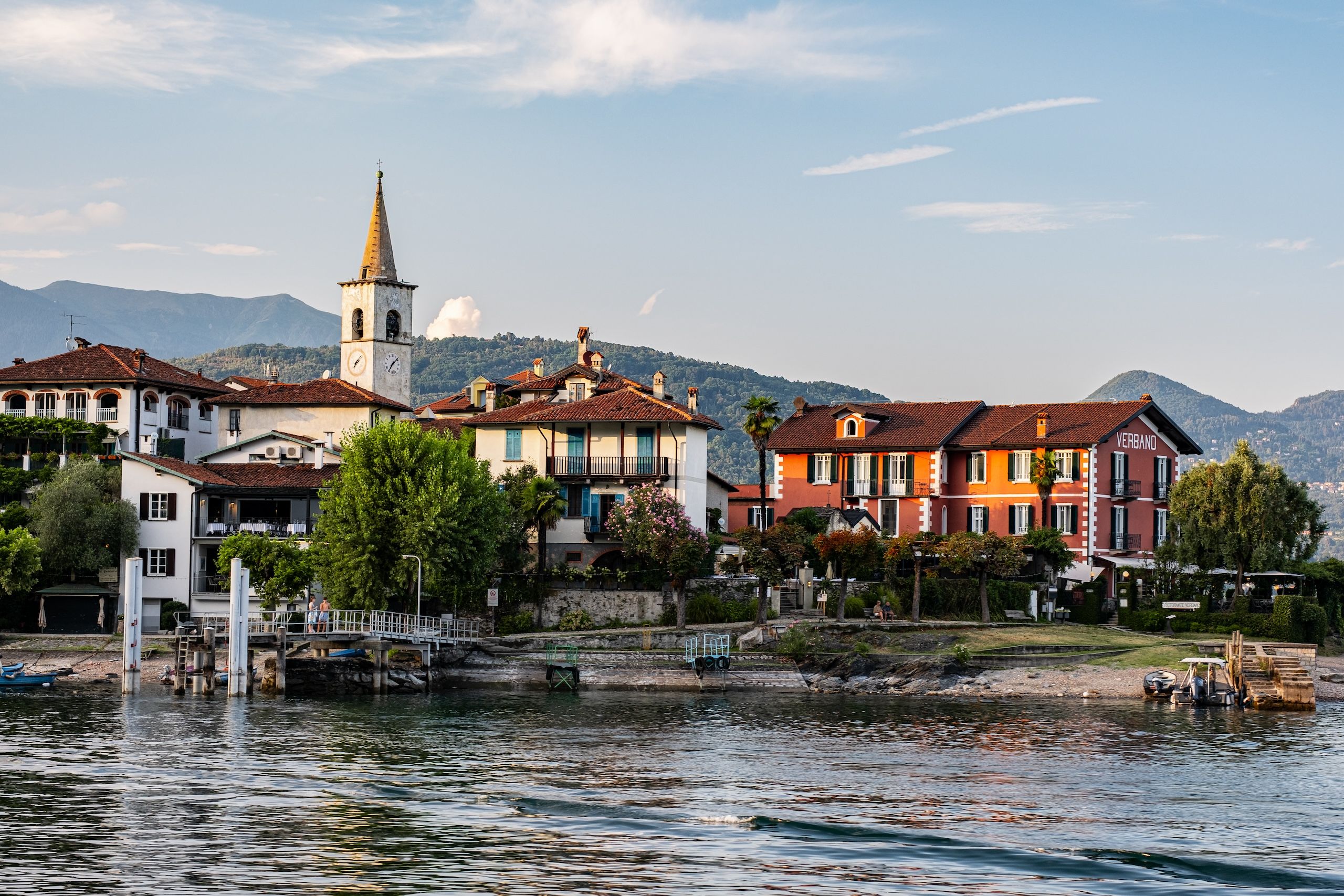 Bilde tatt fra båt over vakre Isola Superiore, naboøyene til Isola Bella, Lago Maggiore, italia