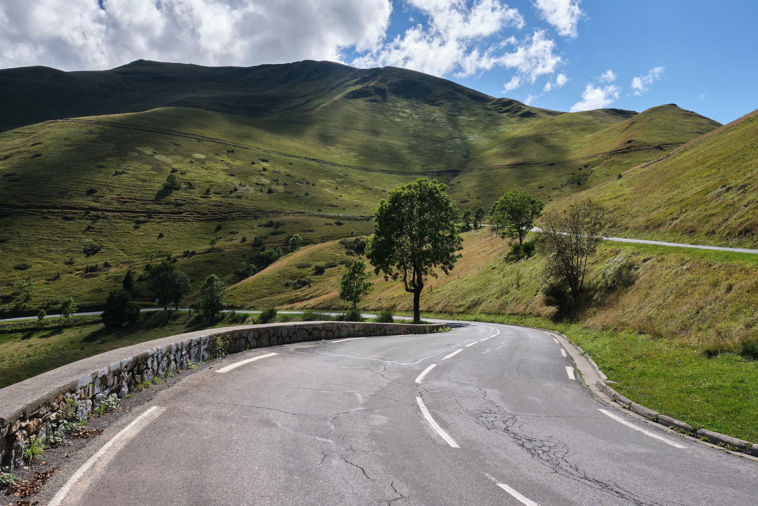 Idyllisk landevei som slynger seg oppover i Frankrike