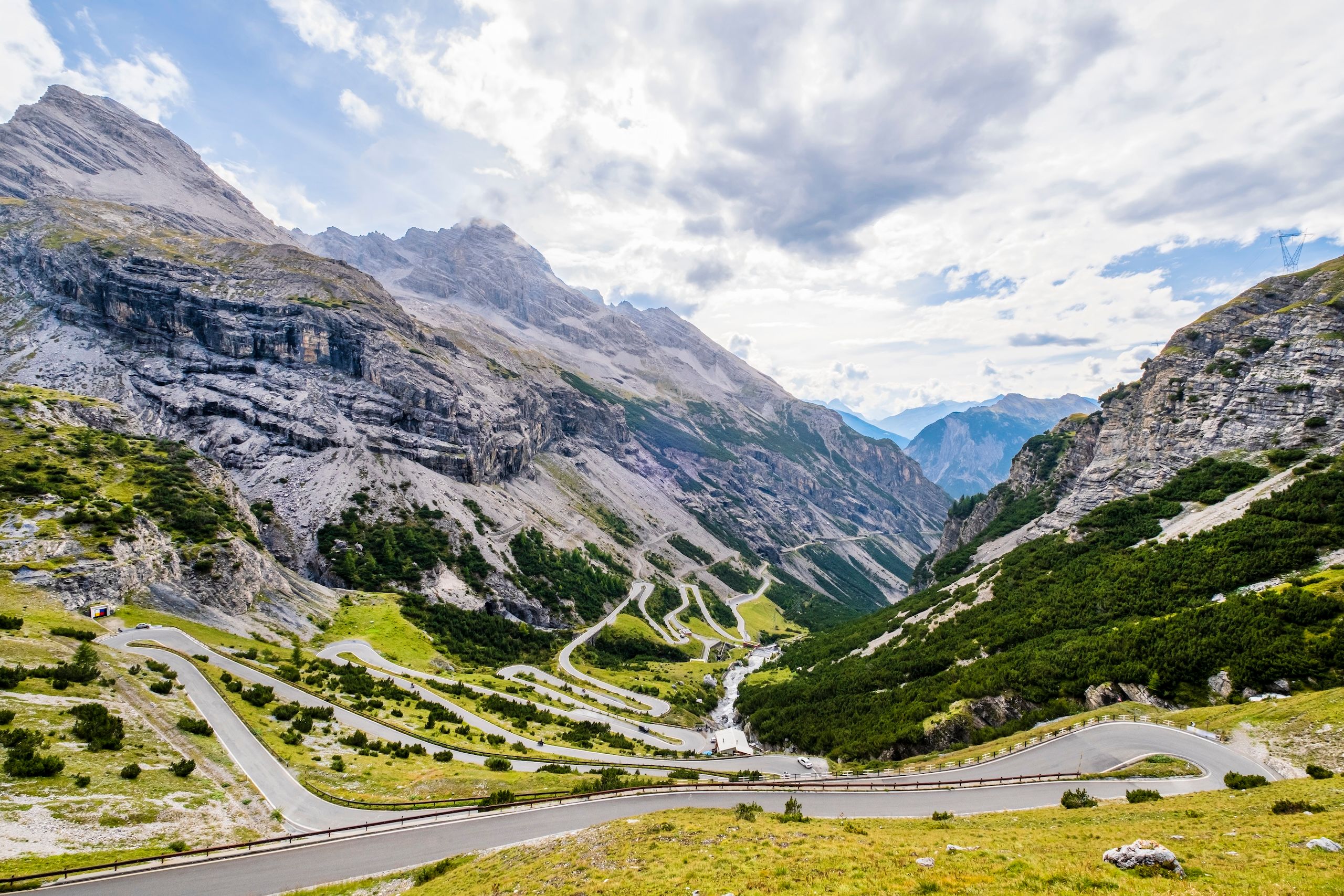 et bilde som viser den slyngete veien opp til Passo Stelvio