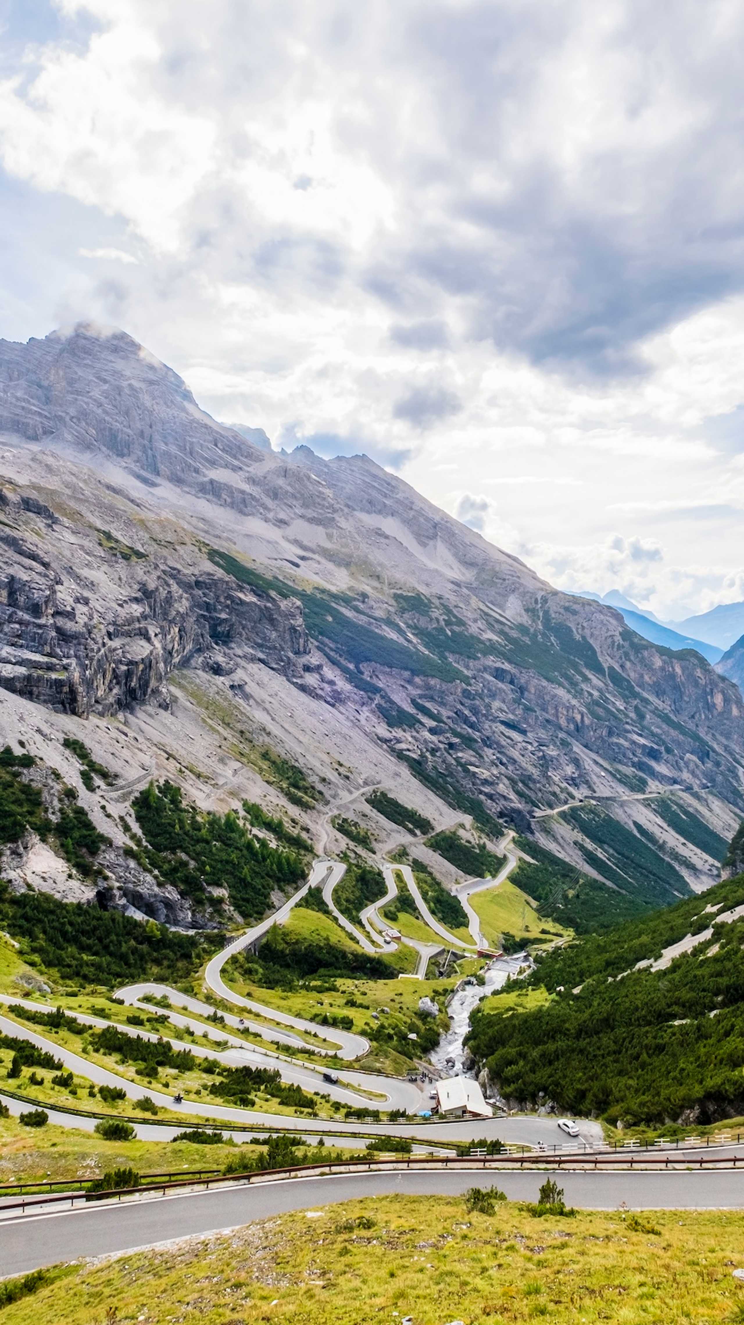 et bilde som viser den slyngete veien opp til Passo Stelvio