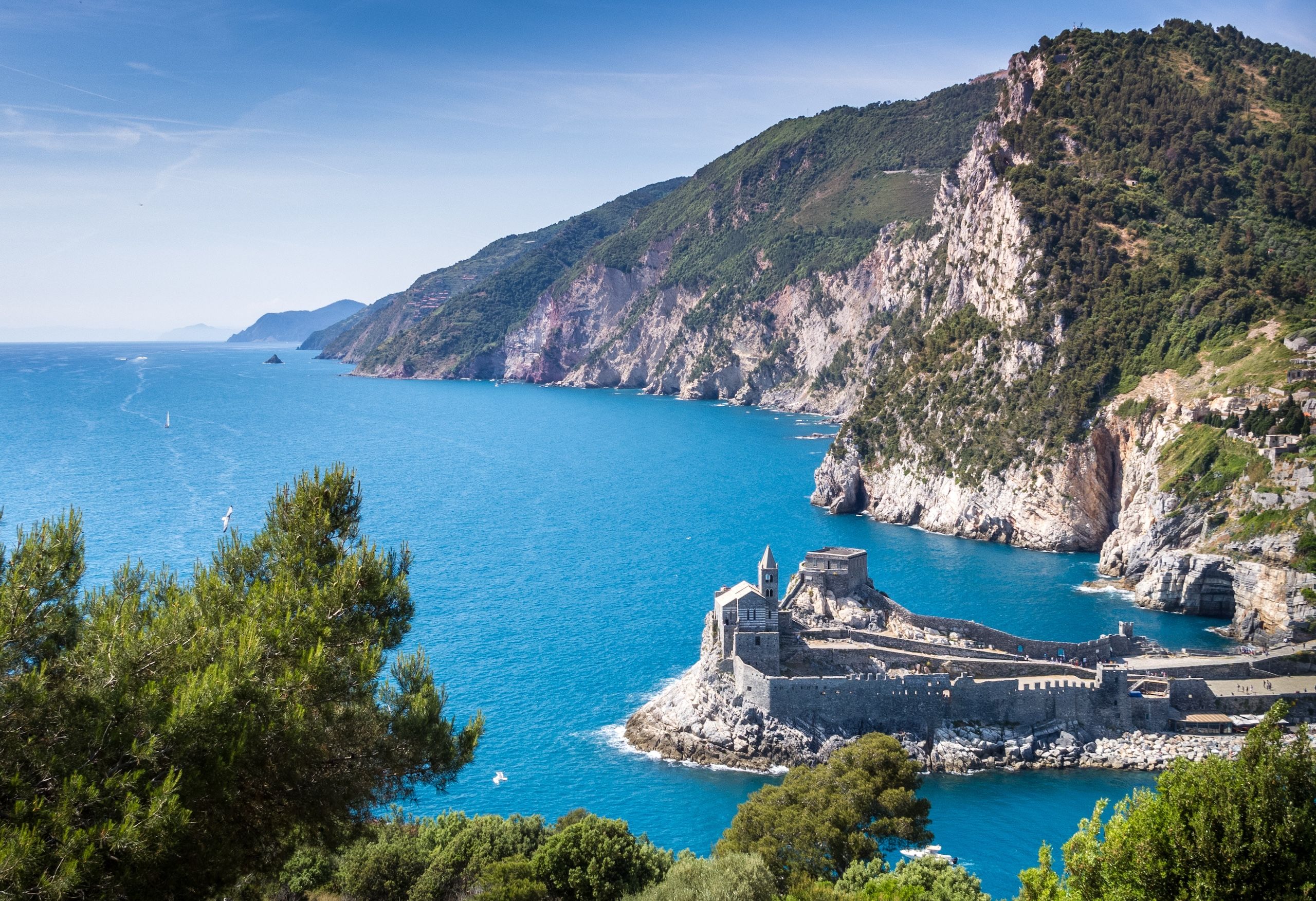 Et flyfoto der du skimter utover Portovenere