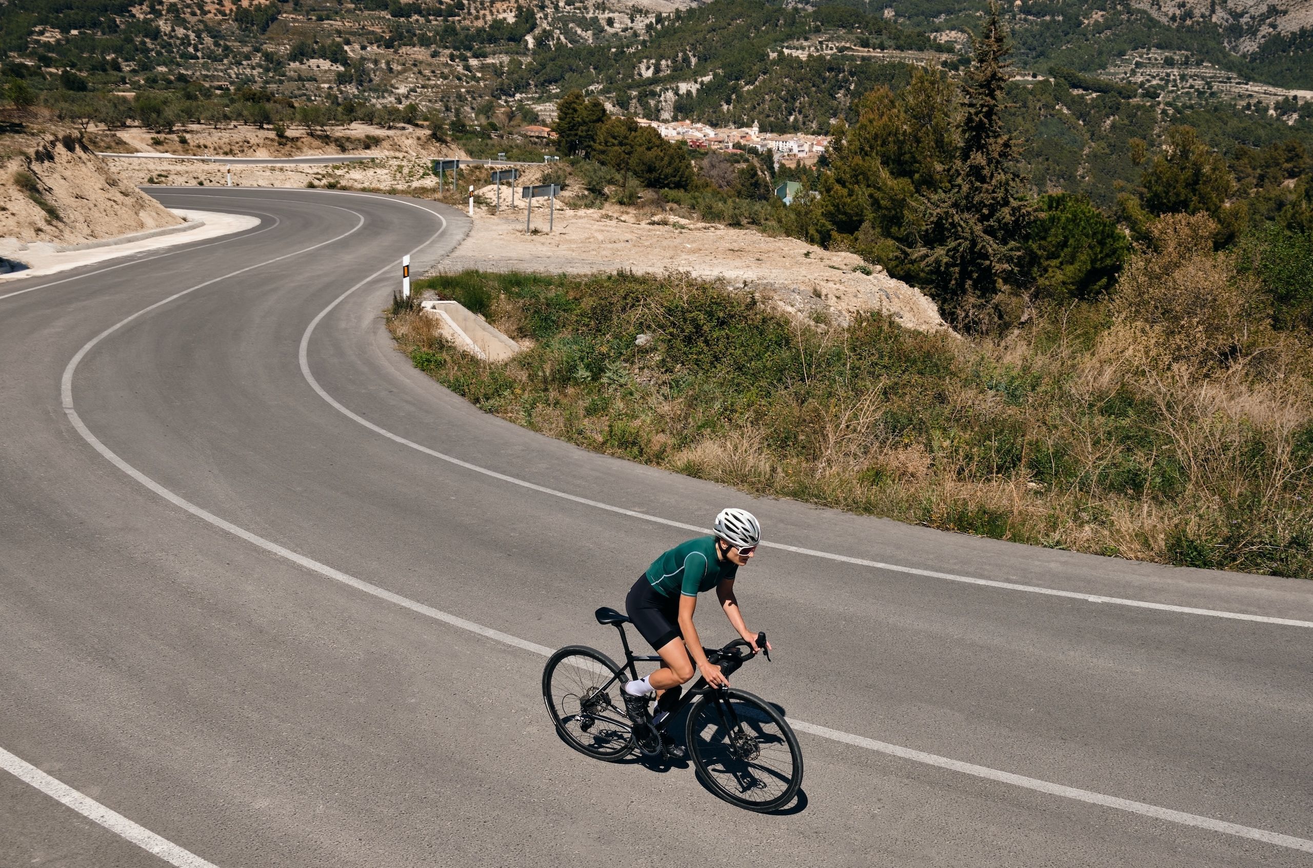 Kvinnelig syklist på vei opp til Tarbena i Costa Blanca.