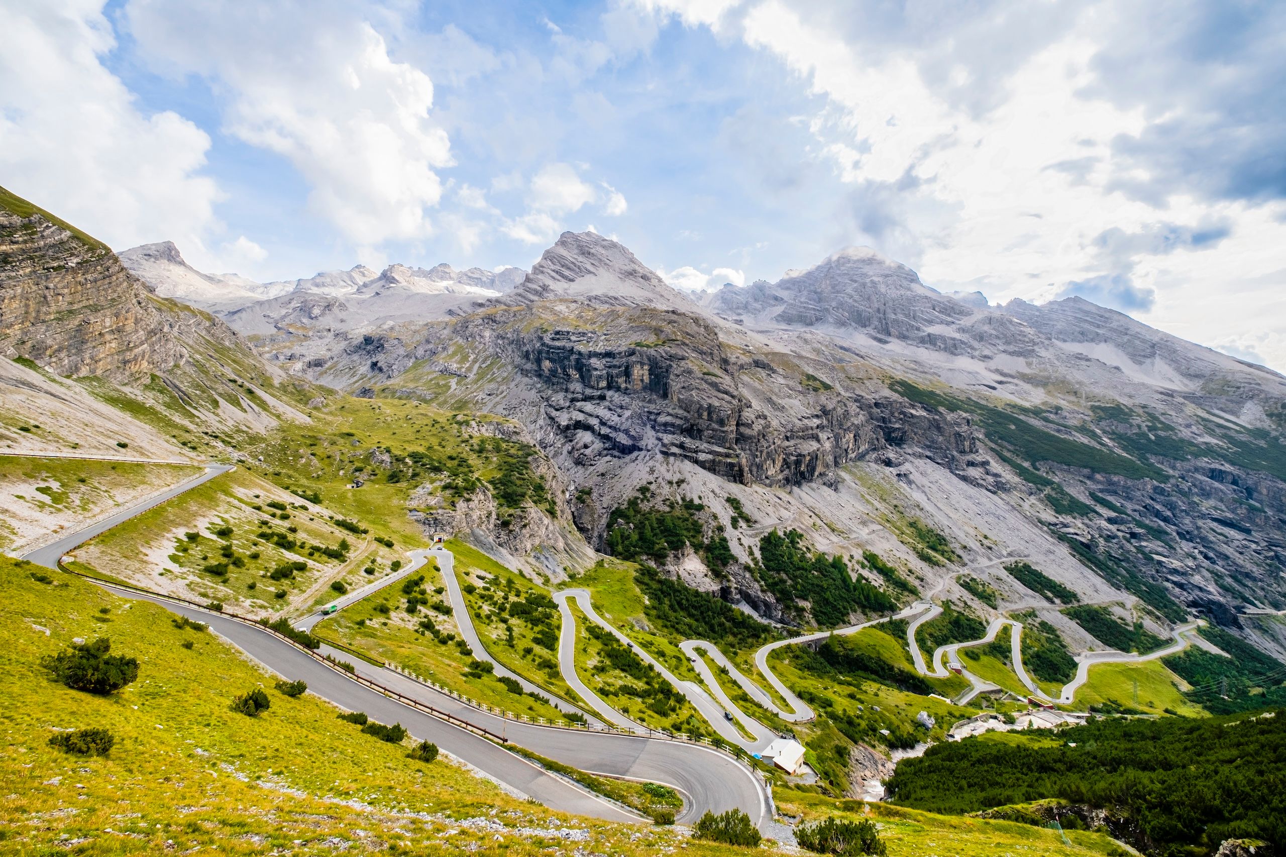 Den svingete veien opp Passo Stelvio på vei ned til Bormio