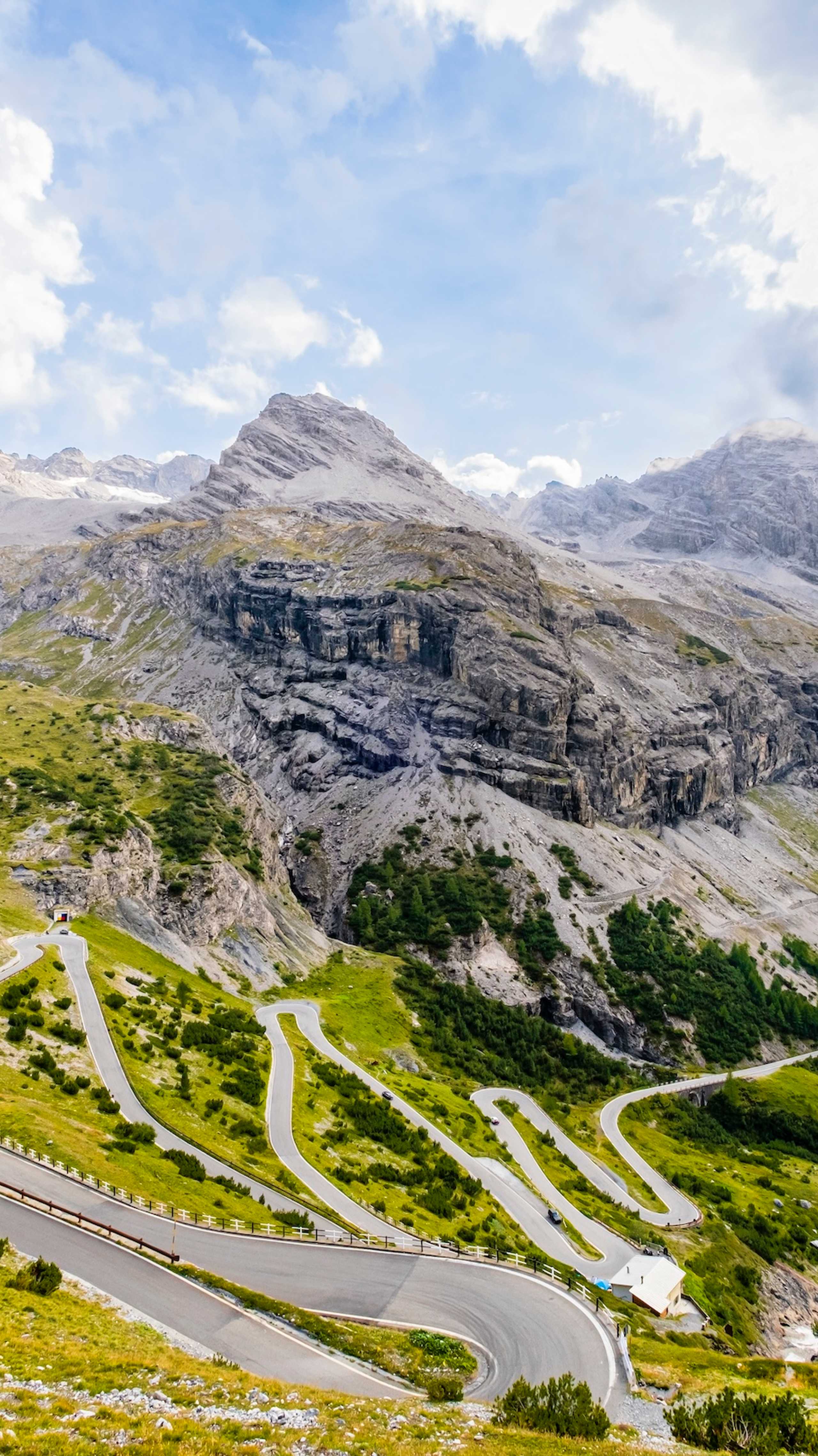 Den svingete veien opp Passo Stelvio på vei ned til Bormio