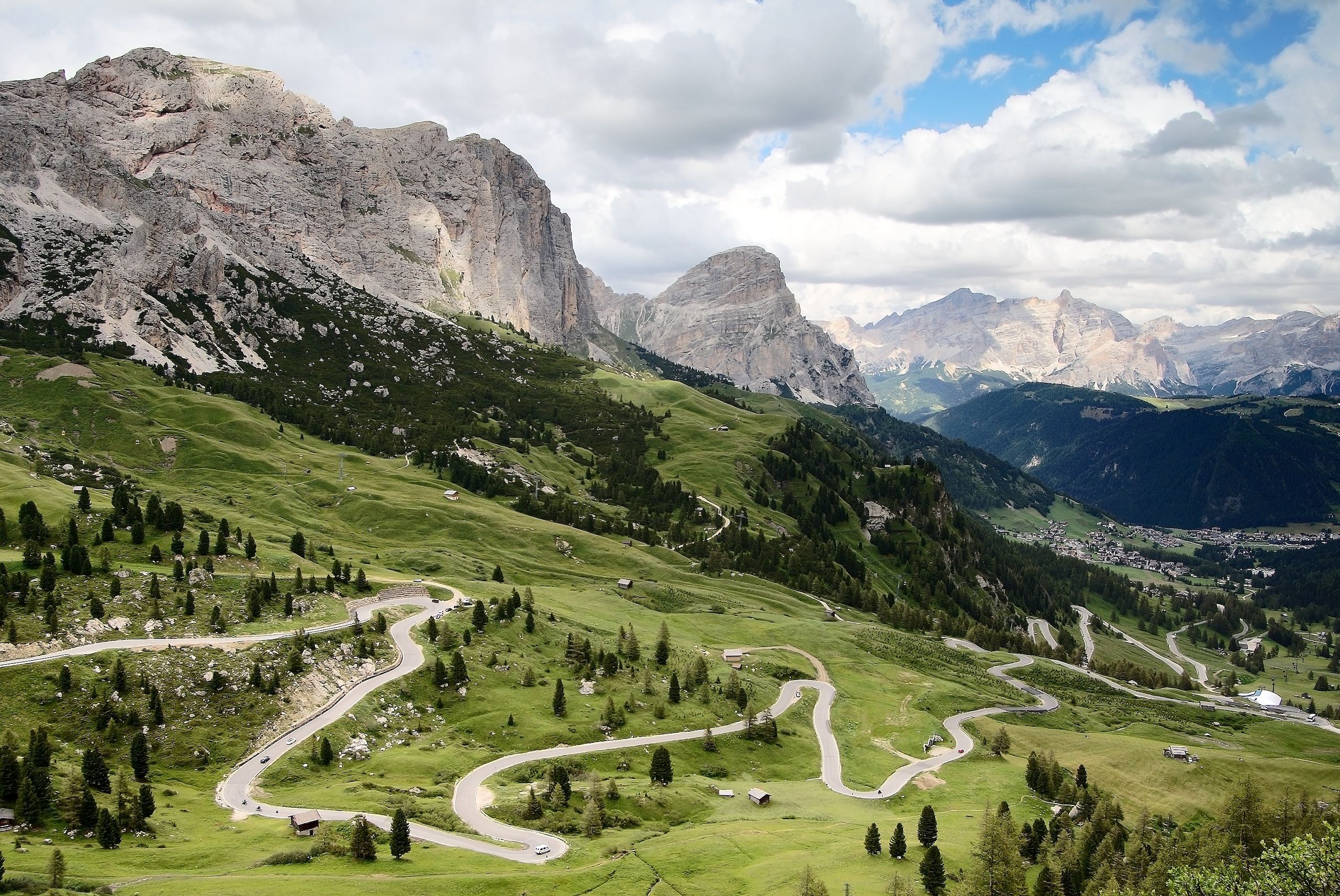 Den svingete veien i Dolomittene, på vei ned Val Gardena