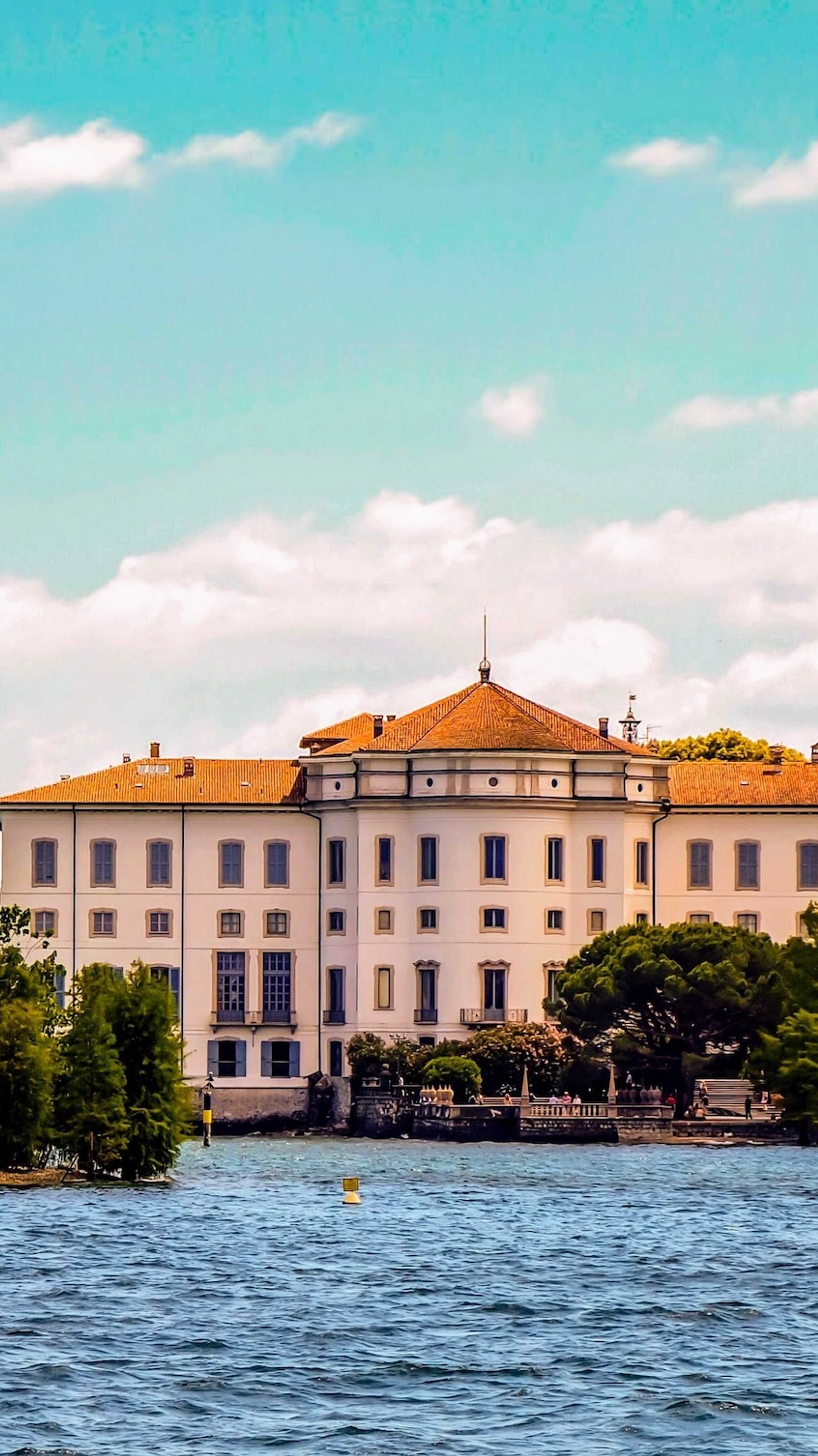 Bildet viser vakre Isola Bella i Lago Maggiore. Bygningen er majestetisk og oser historie.