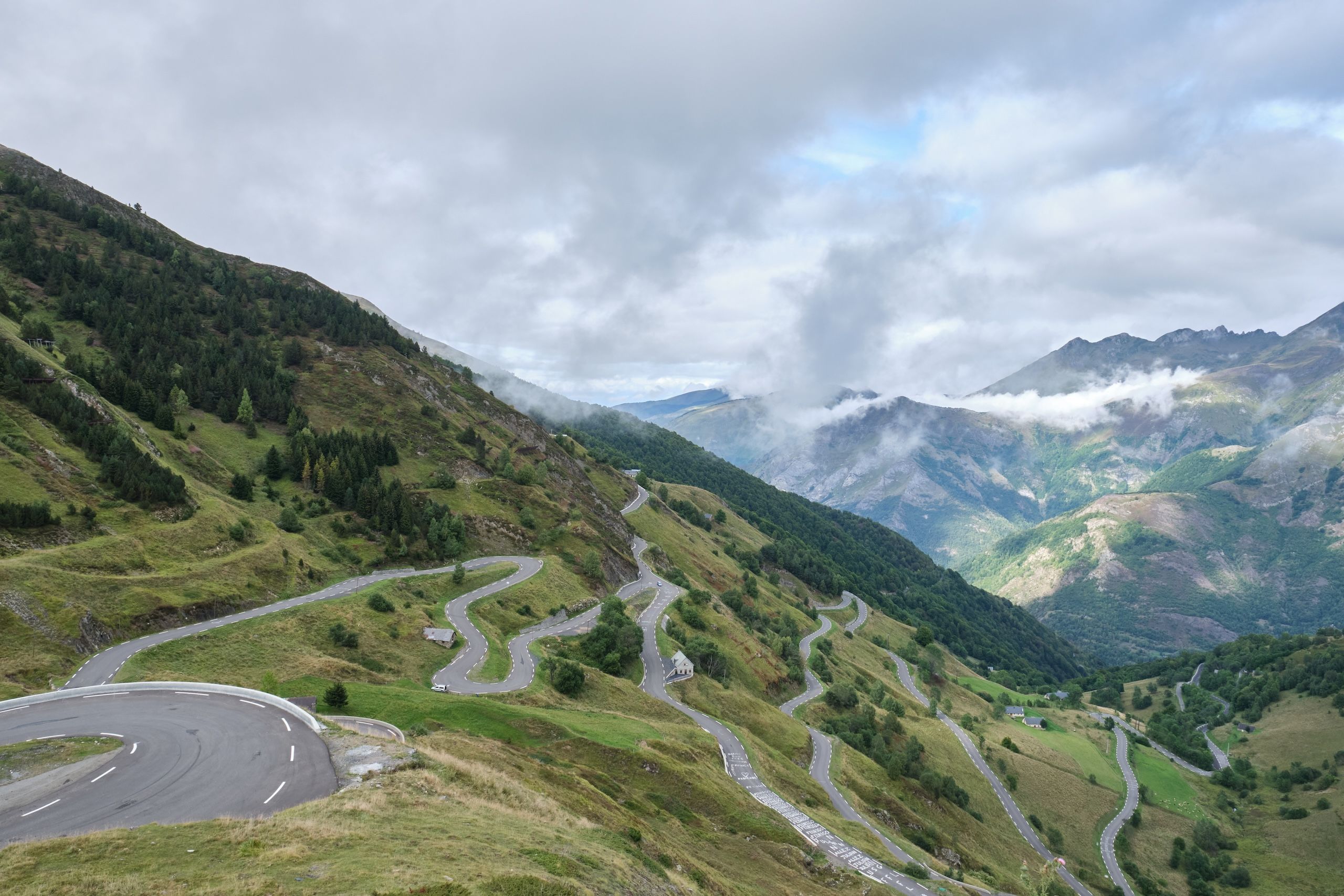 Den svingete veien opp til Luz Ardiden, Frankrike