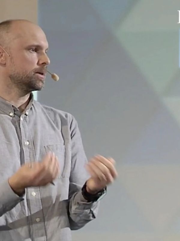 Wendborg goes on stage talking about branding and design and the human brain.