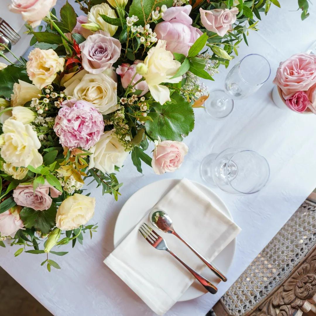 How to Create a Living Centrepiece for Your Spring Table with Fresh Flowers & Greenery