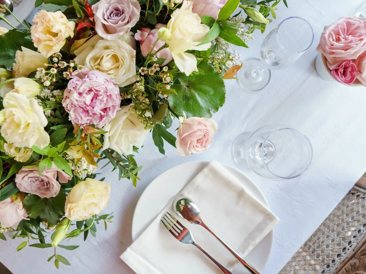 How to Create a Living Centrepiece for Your Spring Table with Fresh Flowers & Greenery
