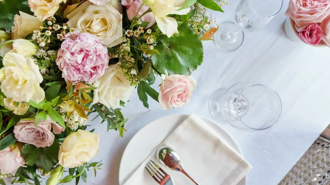 How to Create a Living Centrepiece for Your Spring Table with Fresh Flowers & Greenery