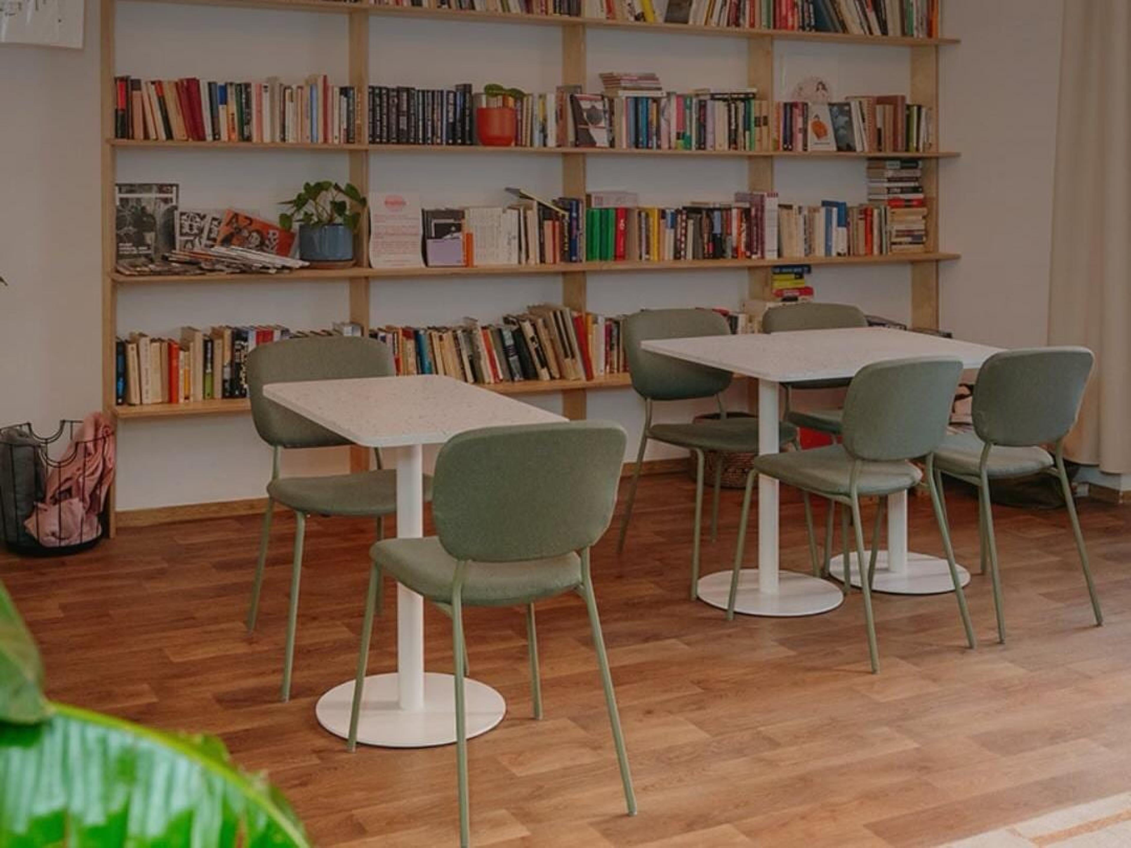 Kapitola kafe & knihy - photo 2
