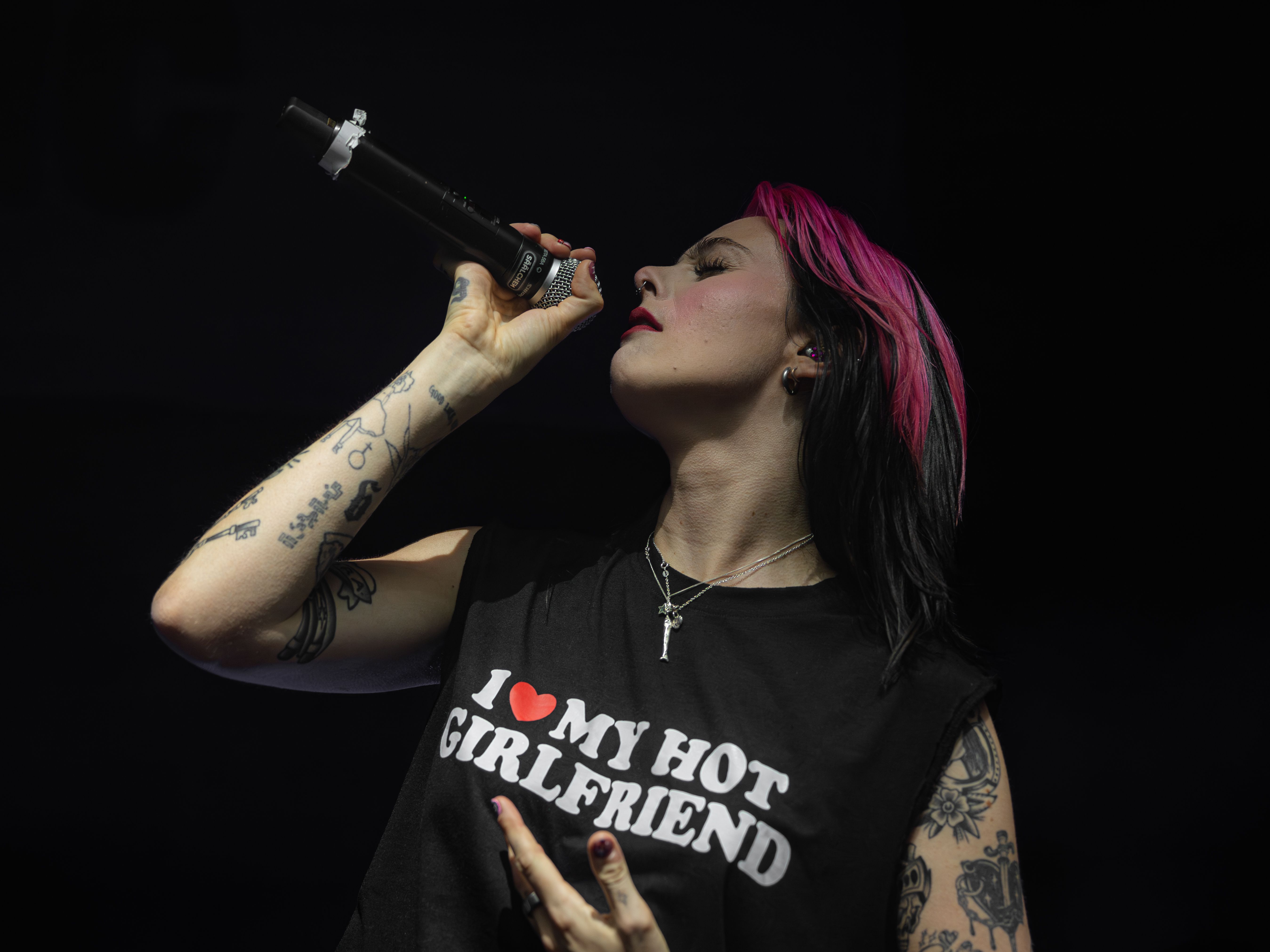 Girli at Säälchen Berlin 2026: hot takes, a pink mic and a book swap