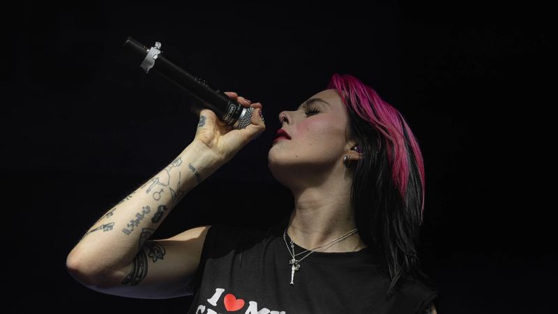 Girli at Säälchen Berlin 2026: hot takes, a pink mic and a book swap