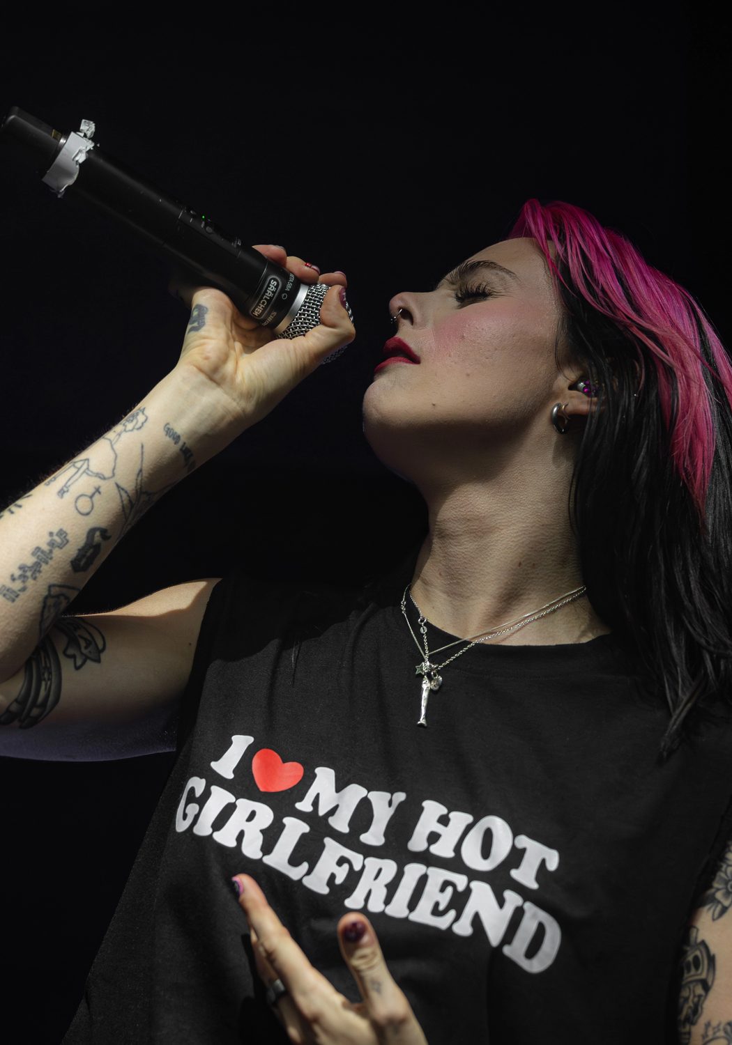 Girli at Säälchen Berlin 2026: hot takes, a pink mic and a book swap