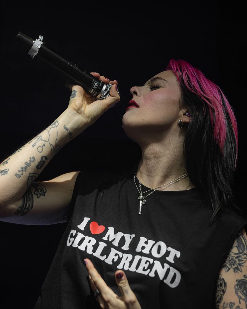 Girli at Säälchen Berlin 2026: hot takes, a pink mic and a book swap
