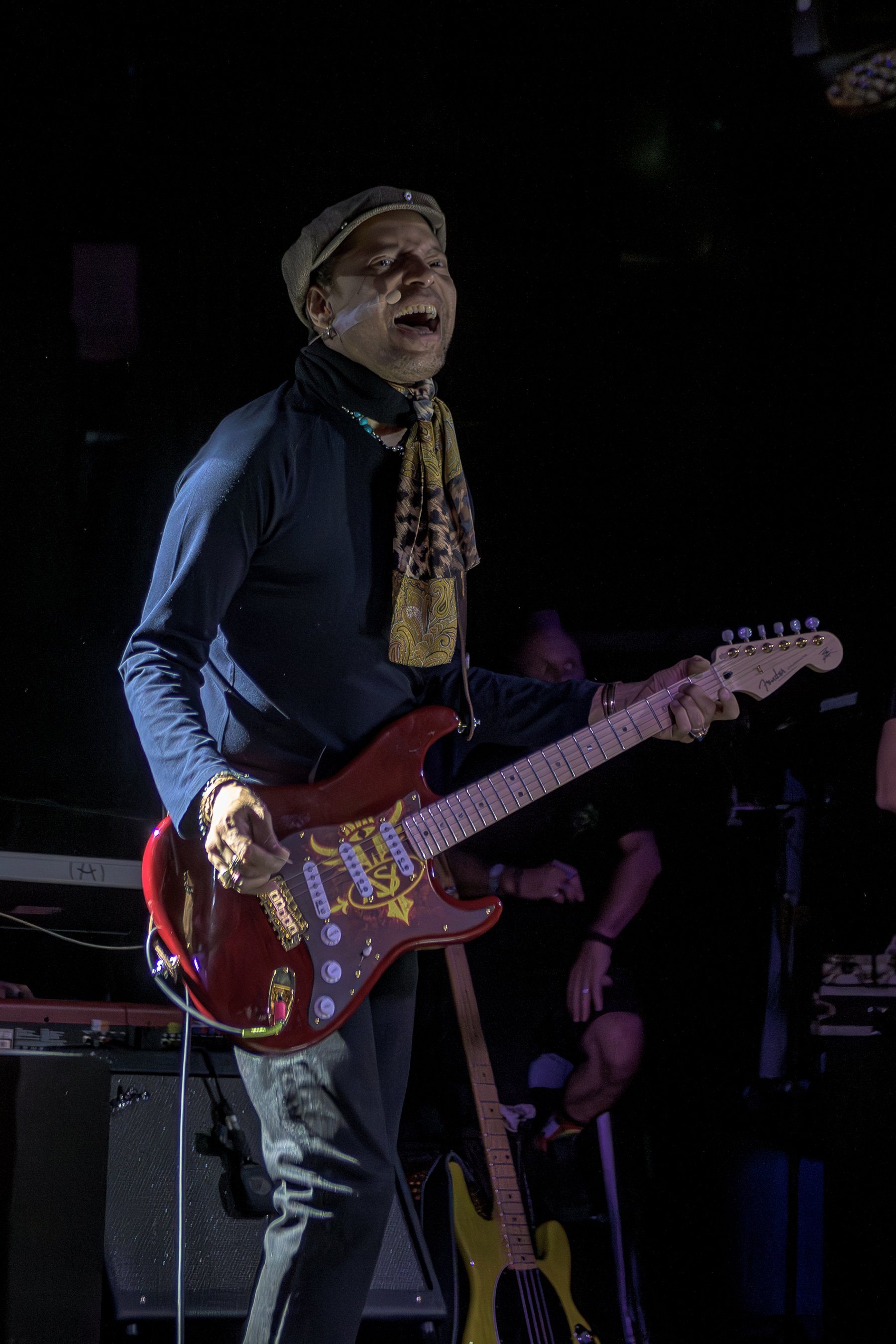 Sananda Maitreya passionately singing at La 2 de Apolo in Barcelona, October 2026