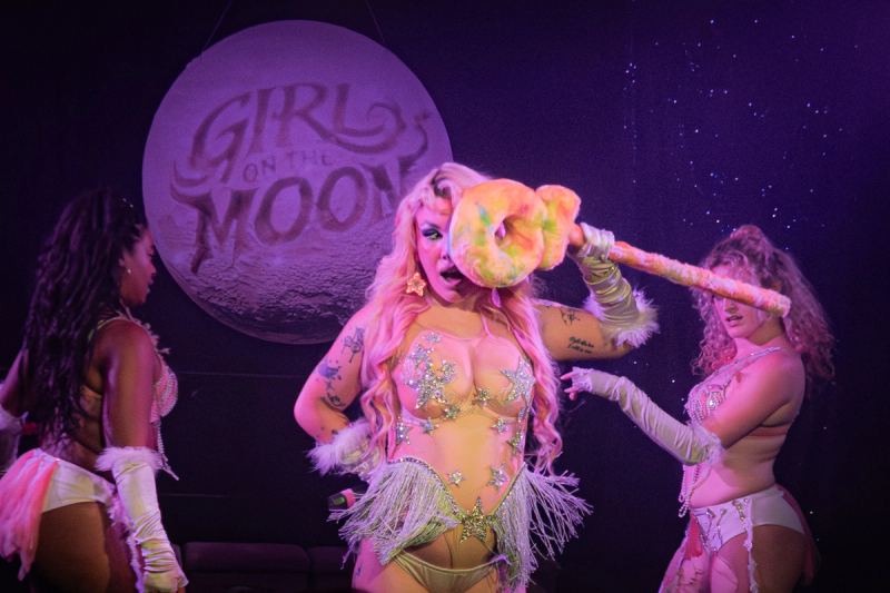 Chlapecka with two backup dancers in front of the Girl on the Moon backdrop at Modus Berlin