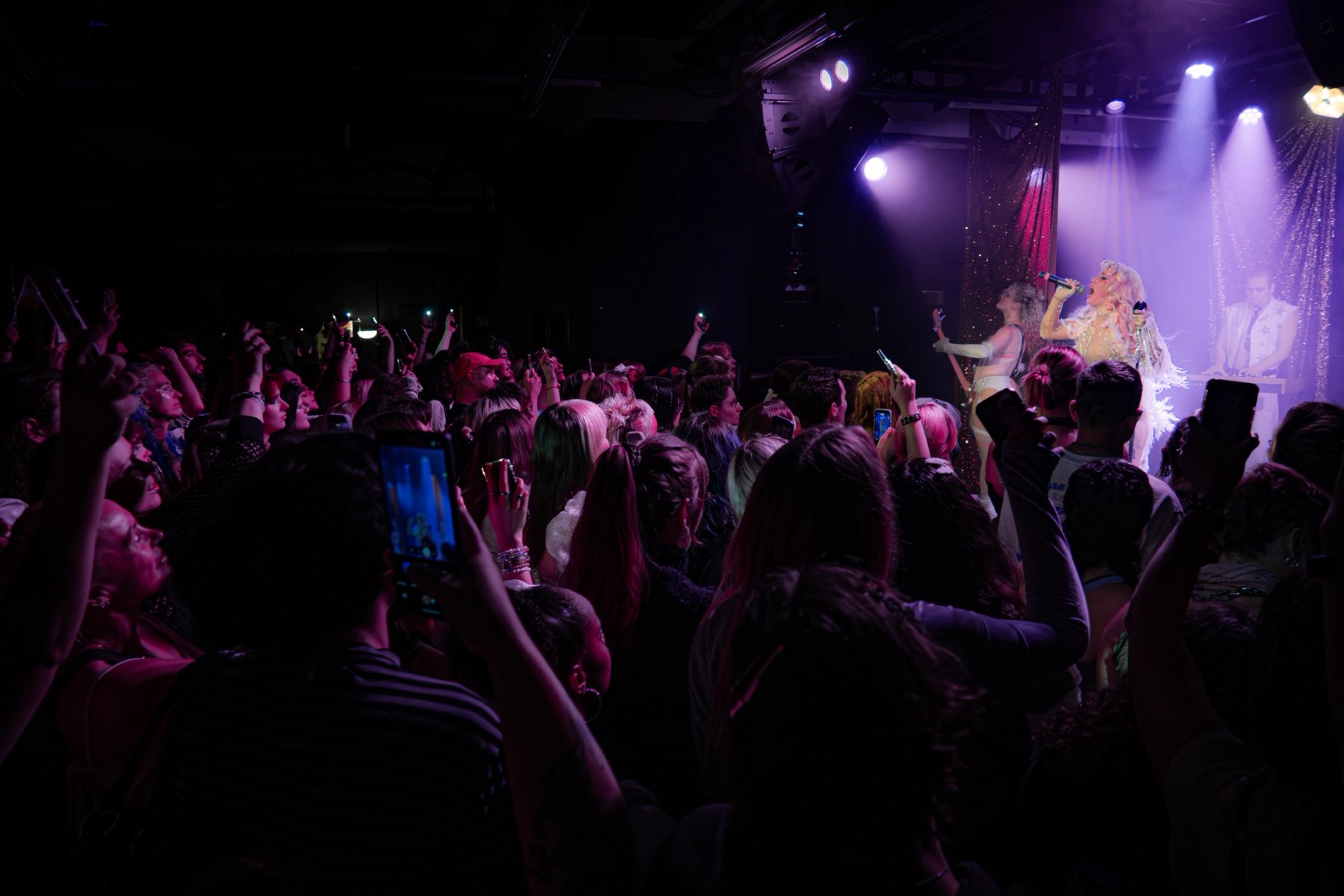 Wide view over the crowd at Modus Berlin towards the lit stage