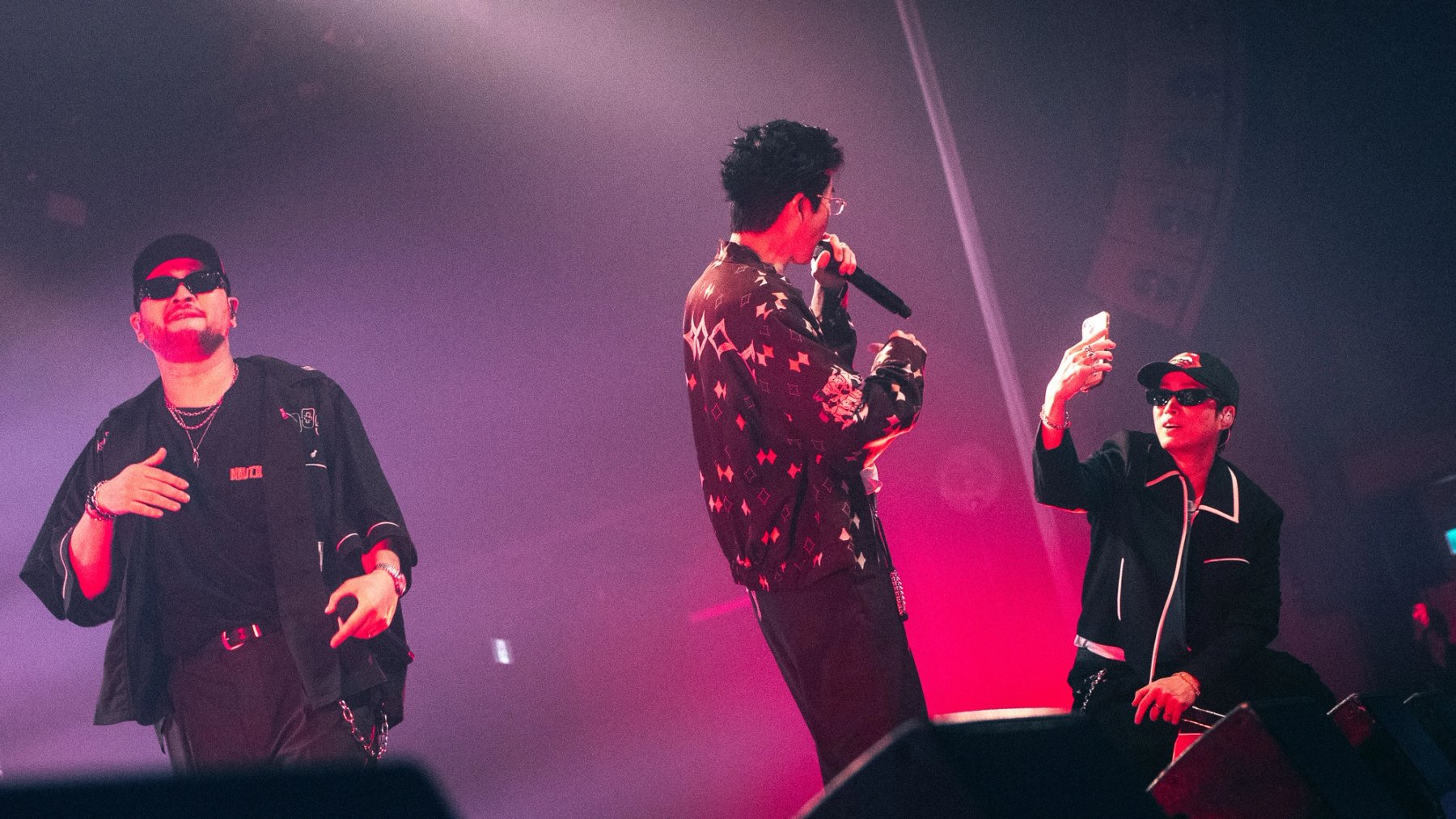 Epik High stopped their own show so nobody got left outside