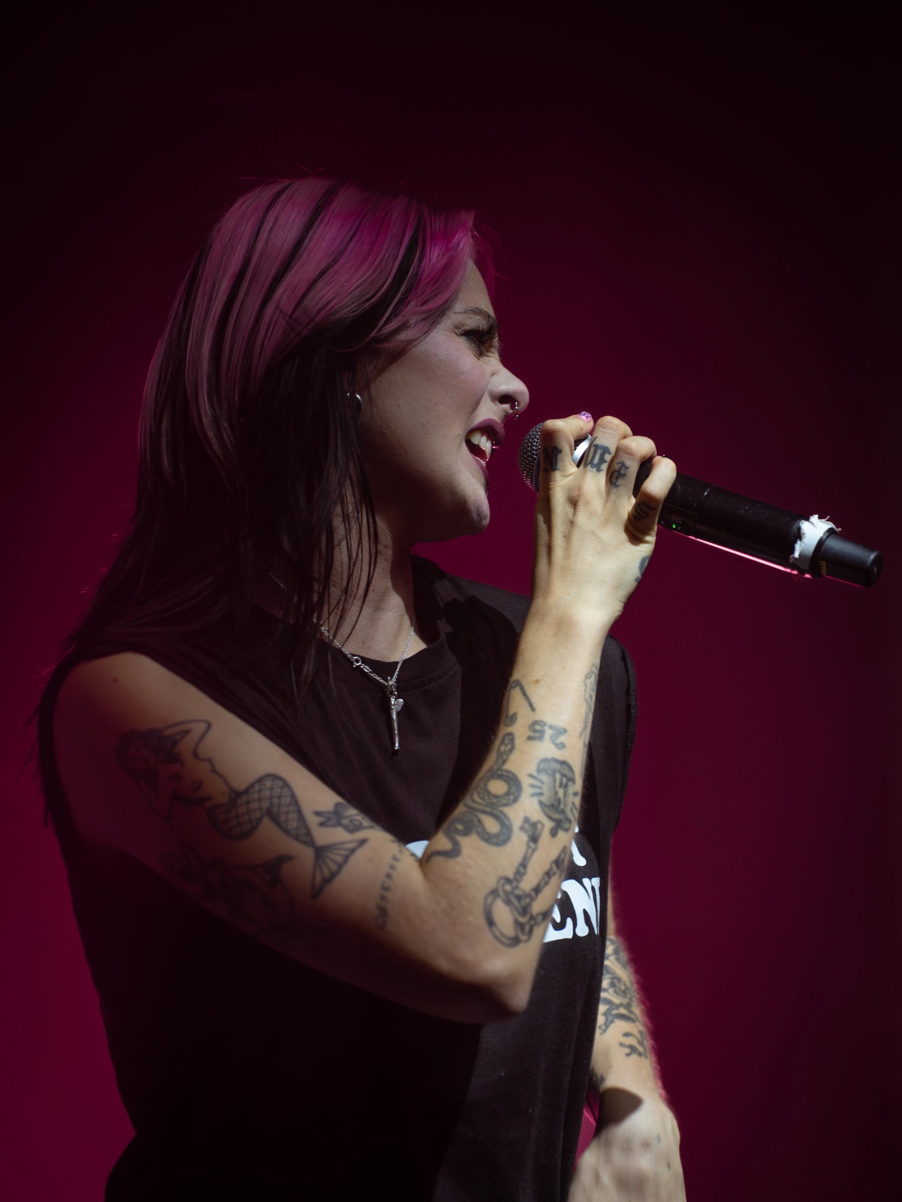 Girli sings against a deep magenta background at Säälchen Berlin