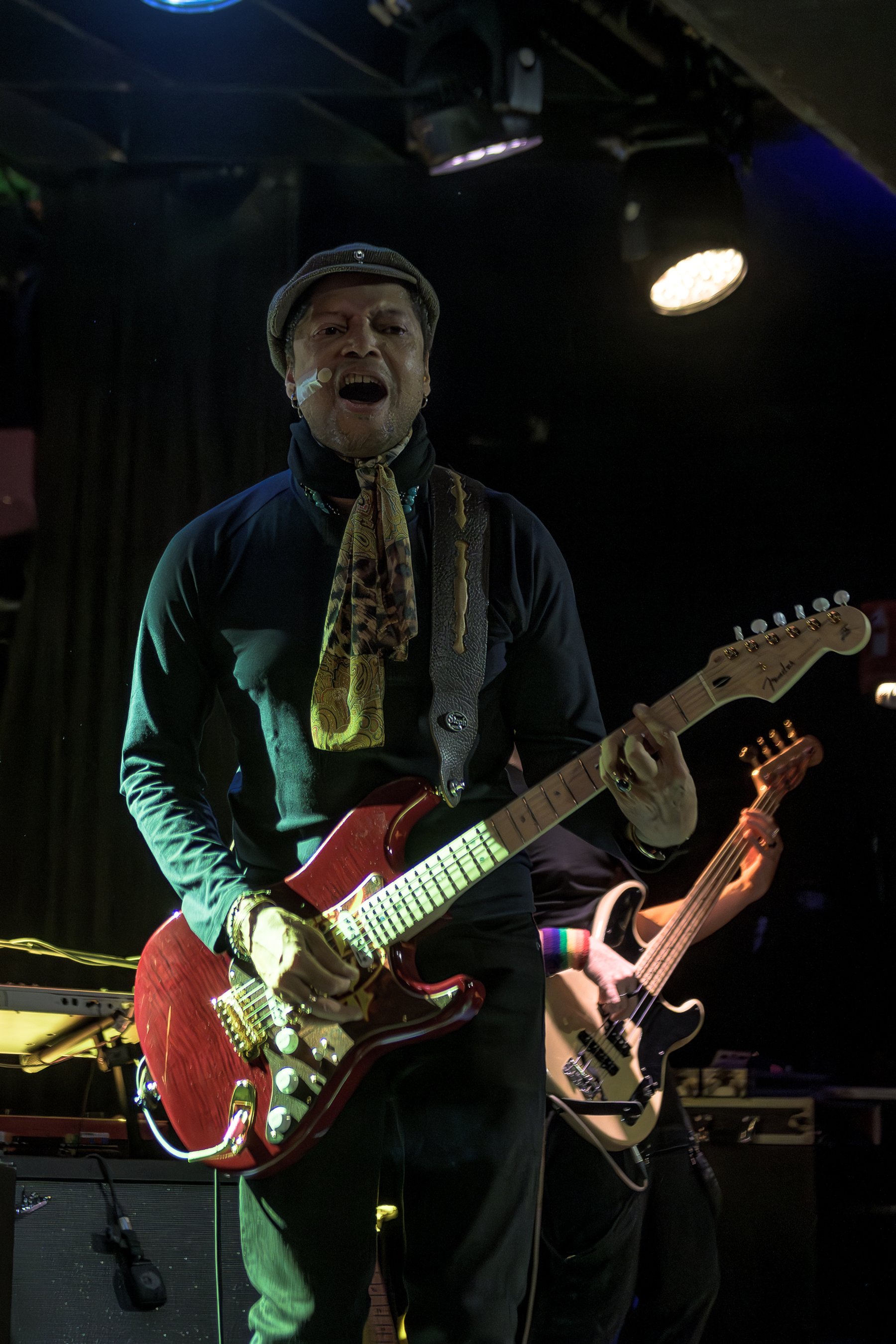 Sananda Maitreya playing guitar and singing at La 2 de Apolo in Barcelona, October 2026