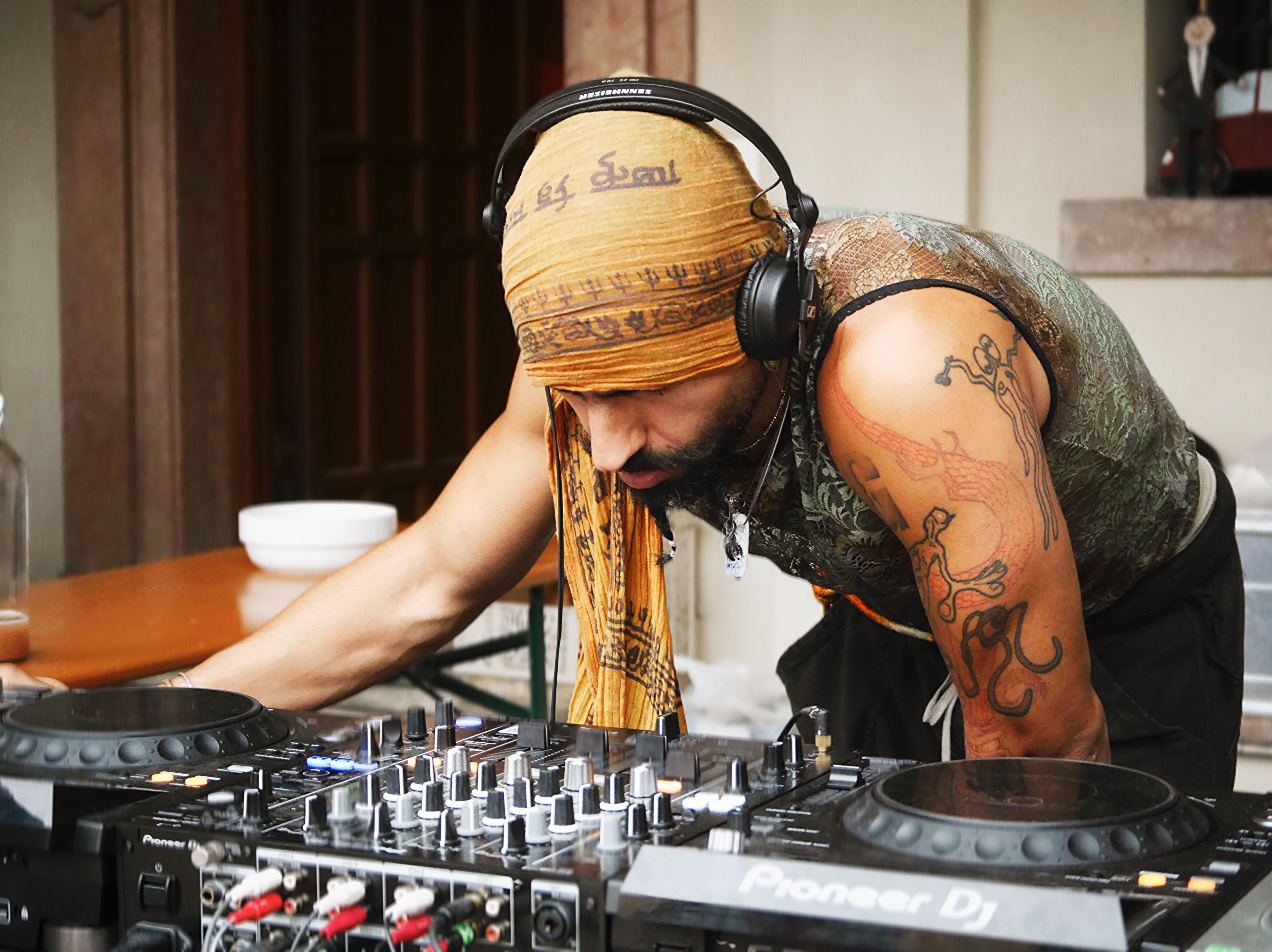 Soft clubbing with SWANA sounds: Bedouin love songs and backgammon in Munich