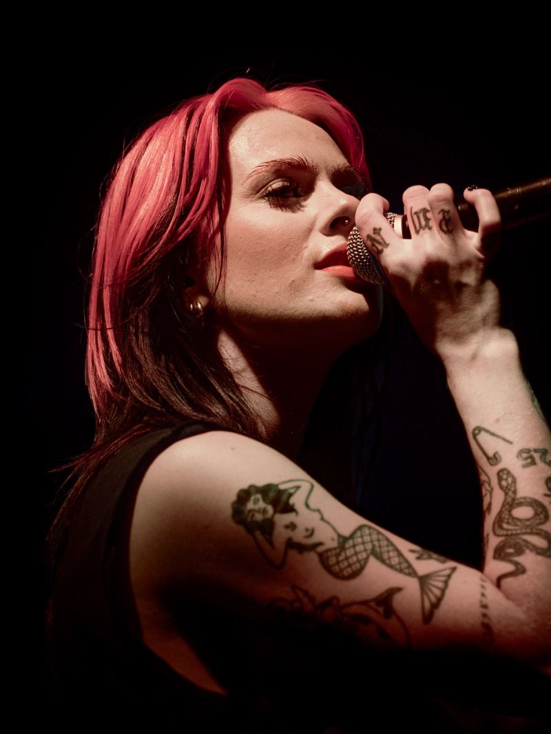 Close-up of Girli singing into a microphone at Säälchen Berlin