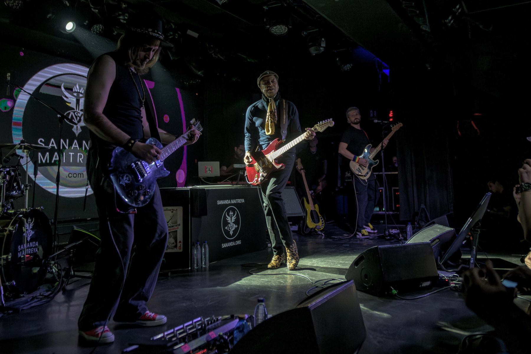 Sananda Maitreya and his band performing at La 2 de Apolo in Barcelona, October 2026