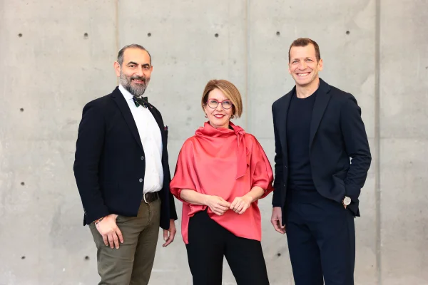 Descriptive image alt text