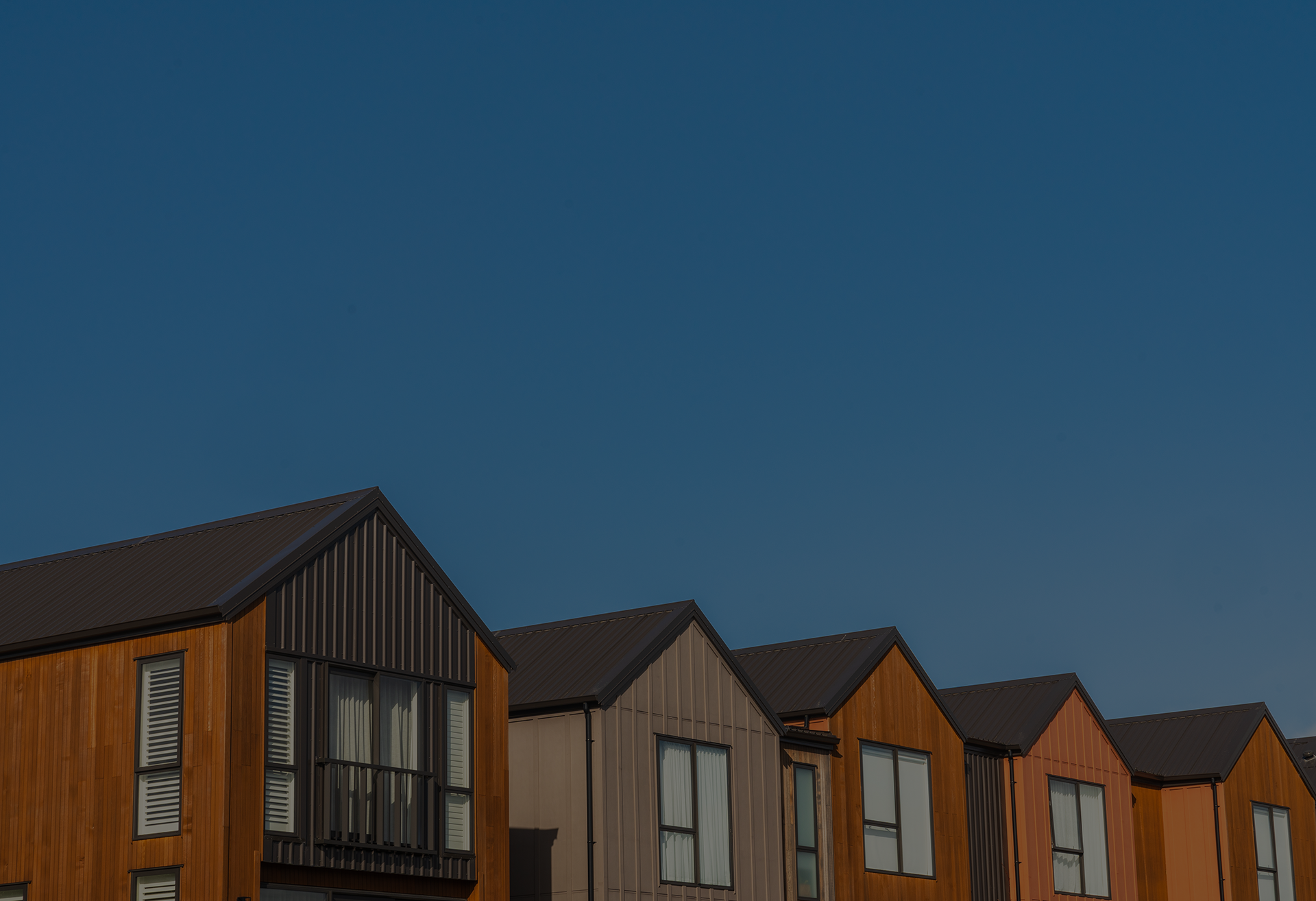 Row of modern townhomes in the residential area, dwelling exterior.