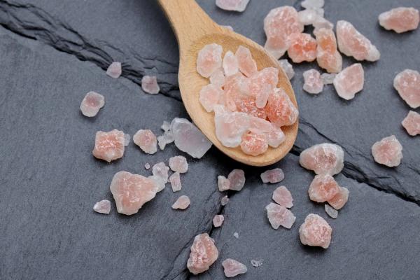 Pink salt in a wooden spoon