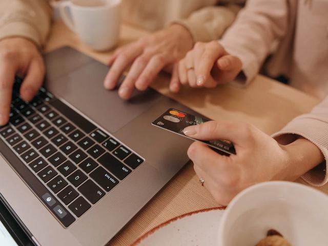 Person purchasing retatrutide online
