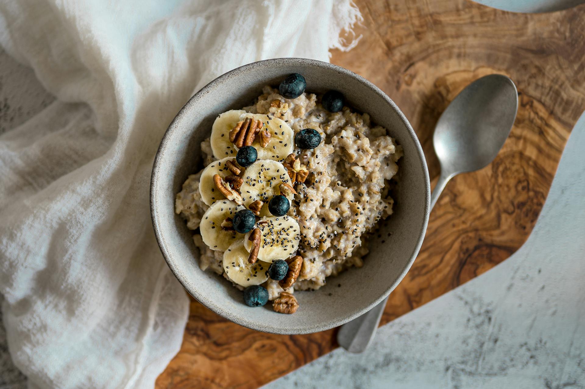 Porridge with banana and blueberries