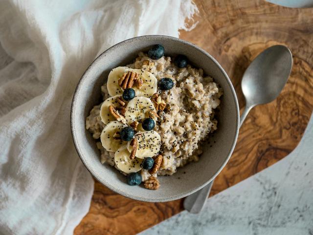 Porridge with banana and blueberries