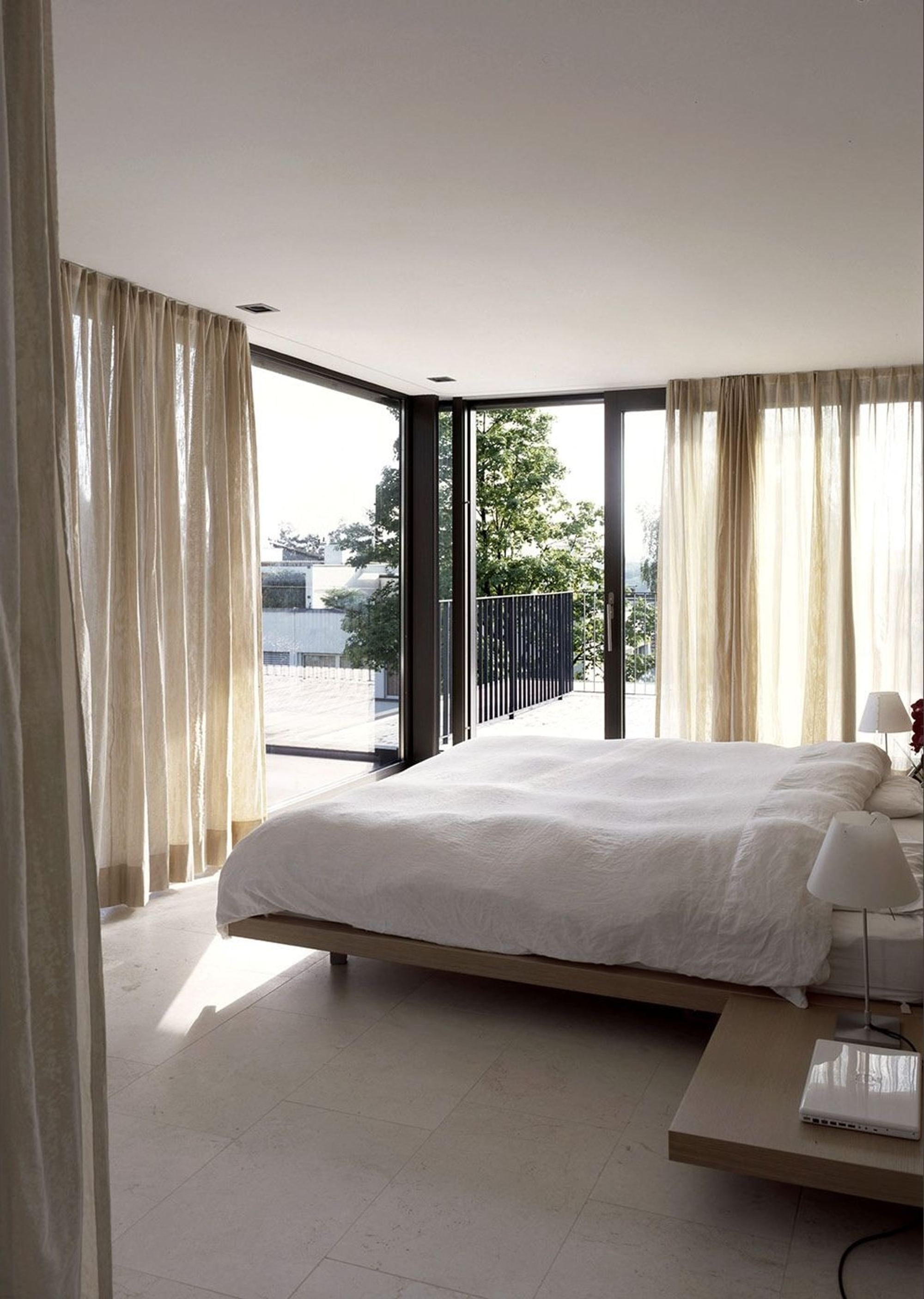 Bedroom with curtains and glass front – Single-family house in Uitikon