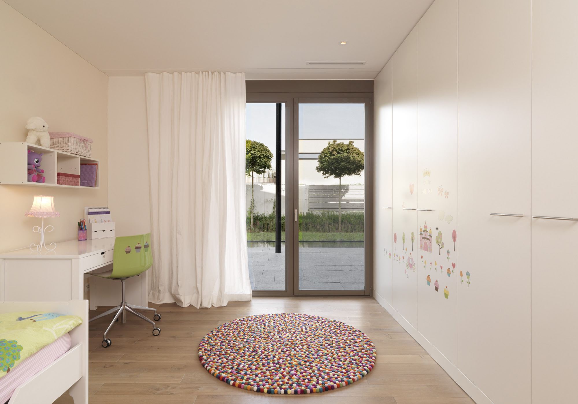 Children's room with built-in wardrobe and felt rug – Single-family house in Schindellegi