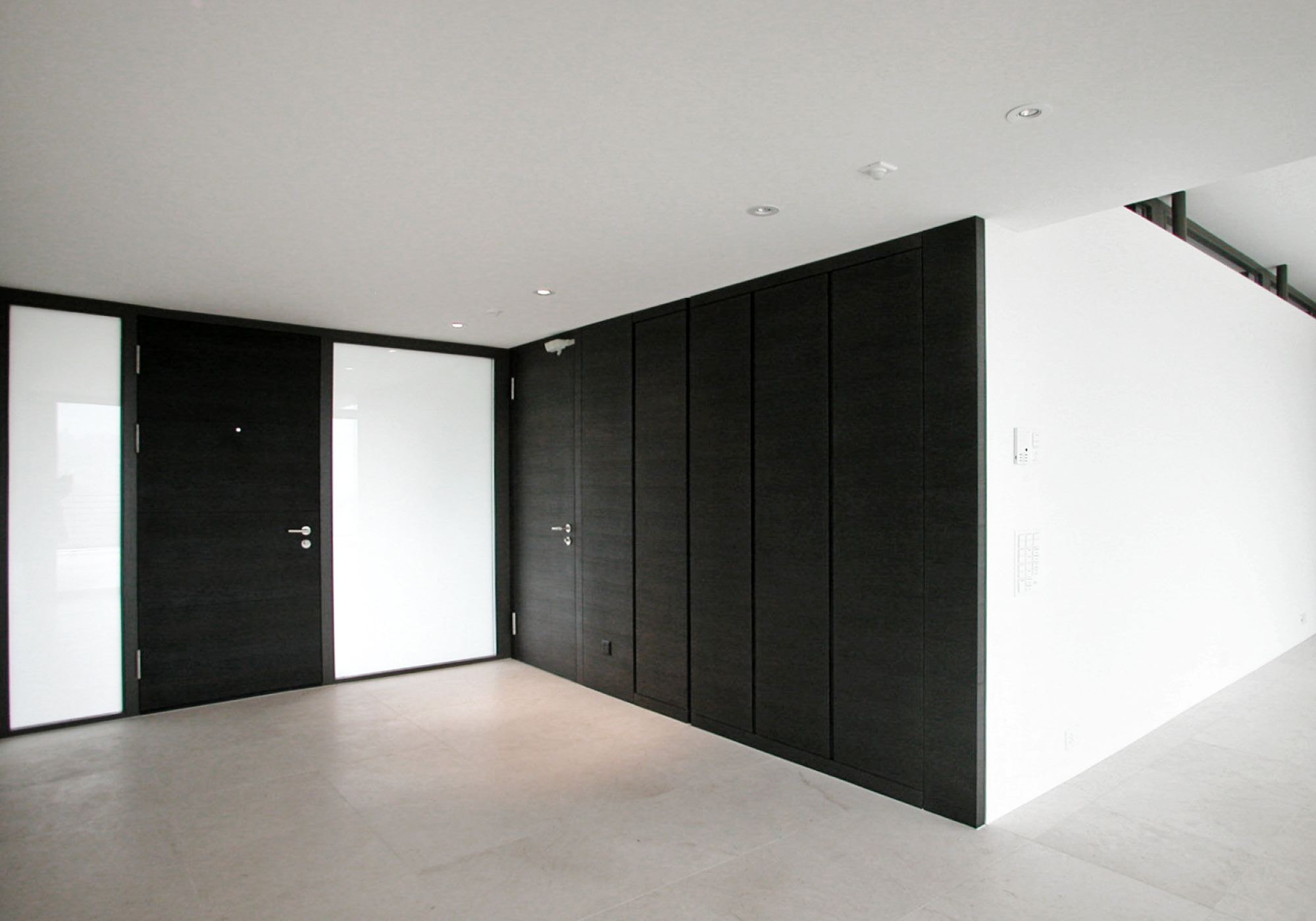 Entrance with dark built-in cupboards – Single-family house in Teufen
